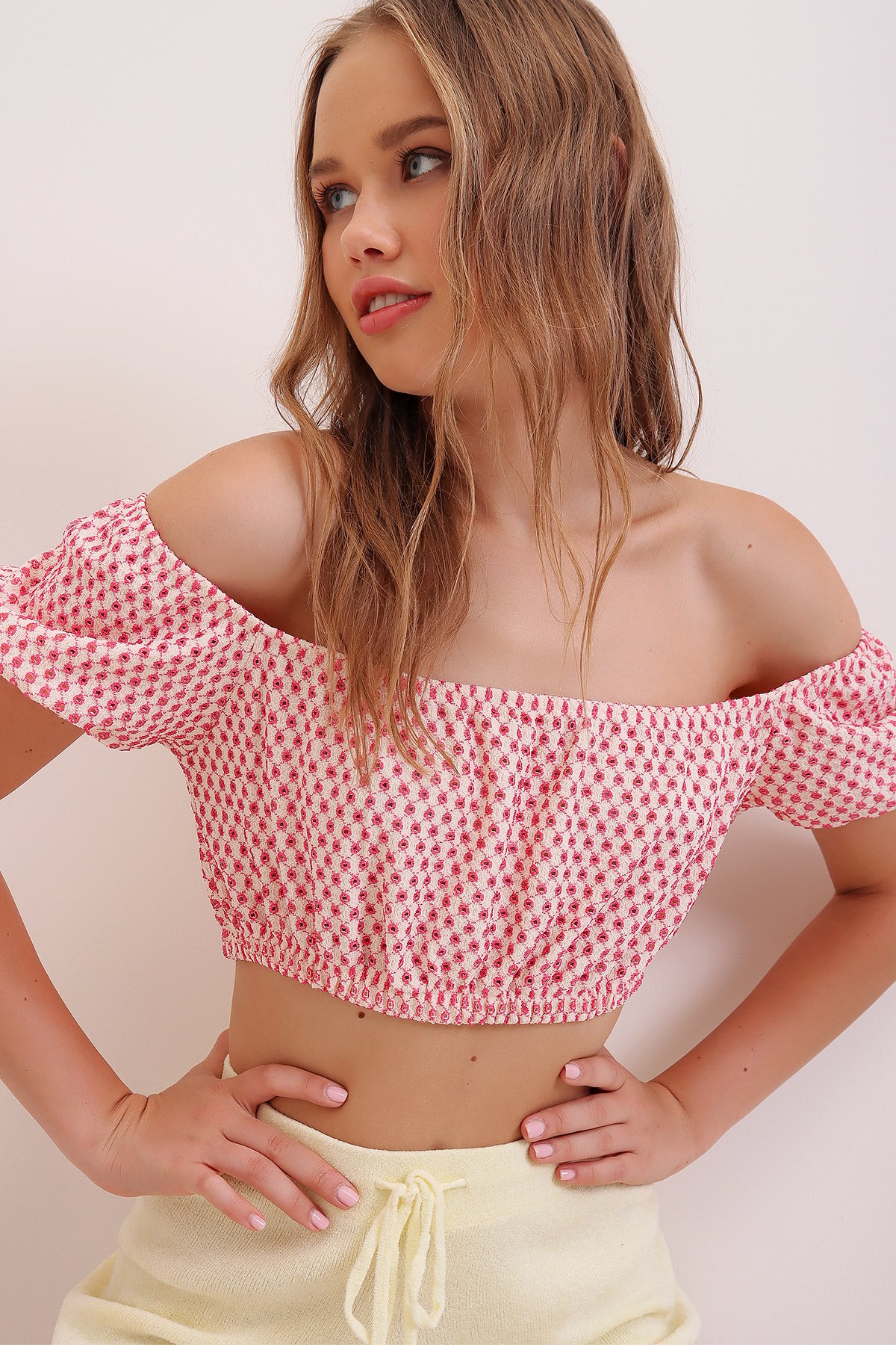Fiston Nakışlı Sırtı Bağcıklı Crop Bluz - Pembe