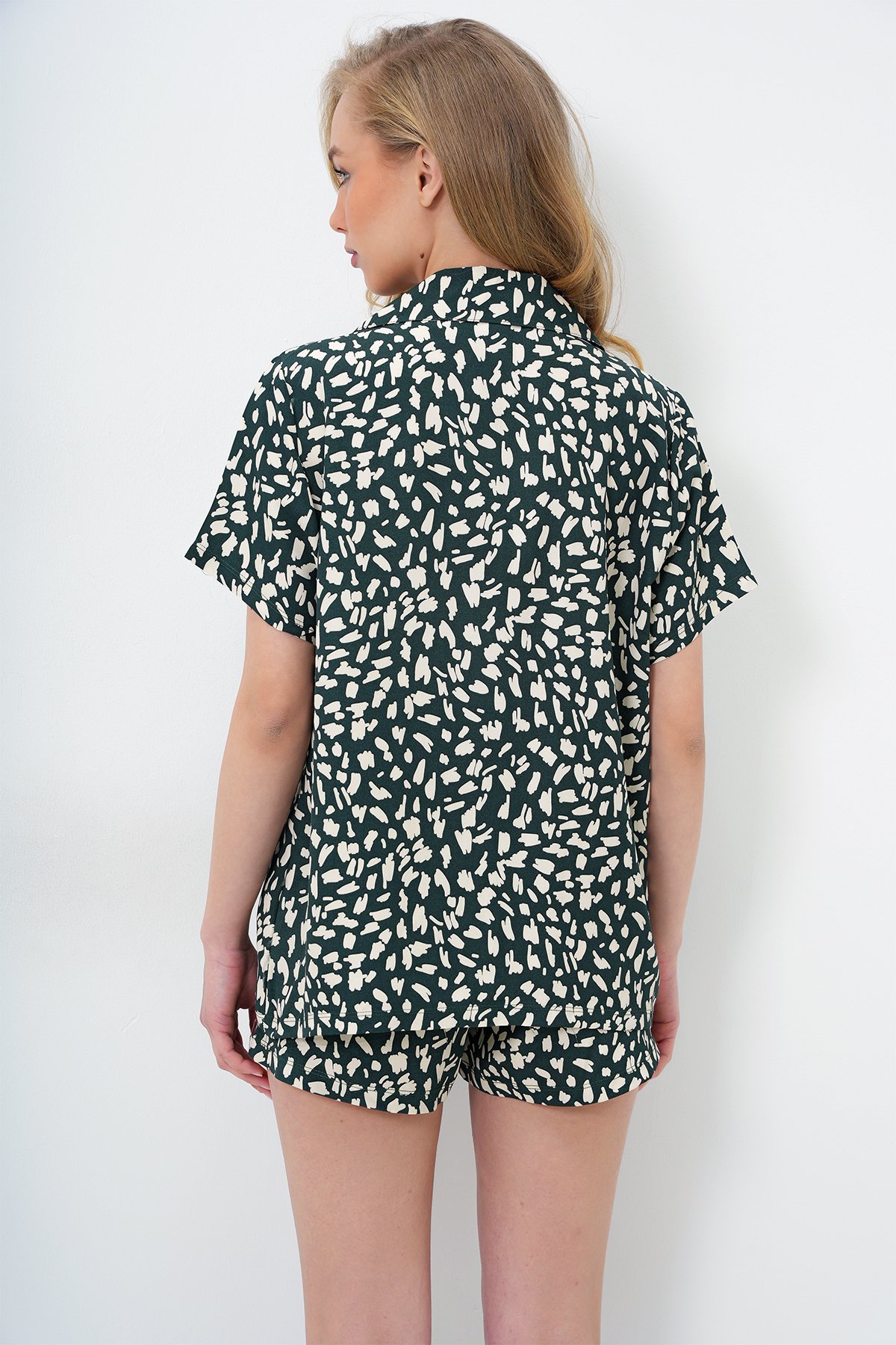 GEOMETRİK DESENLİ ÖNÜ DÜĞMELİ DOKUMA GÖMLEK VE ŞORT TAKIM - CEVİZ YEŞİLİ