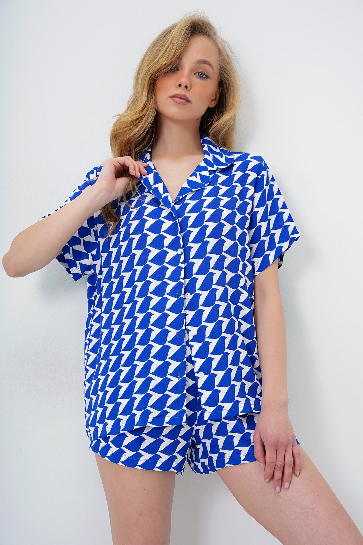 GEOMETRİK DESENLİ ÖNÜ DÜĞMELİ DOKUMA GÖMLEK VE ŞORT TAKIM - SAKS MAVİ