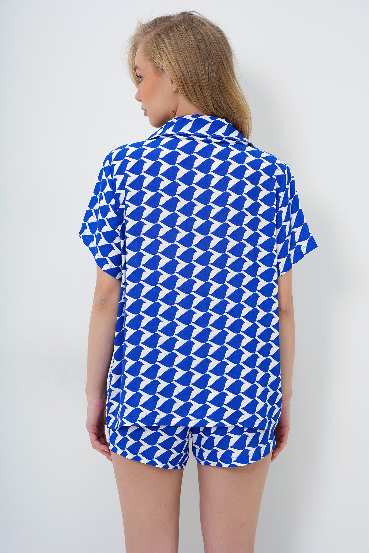 GEOMETRİK DESENLİ ÖNÜ DÜĞMELİ DOKUMA GÖMLEK VE ŞORT TAKIM - SAKS MAVİ