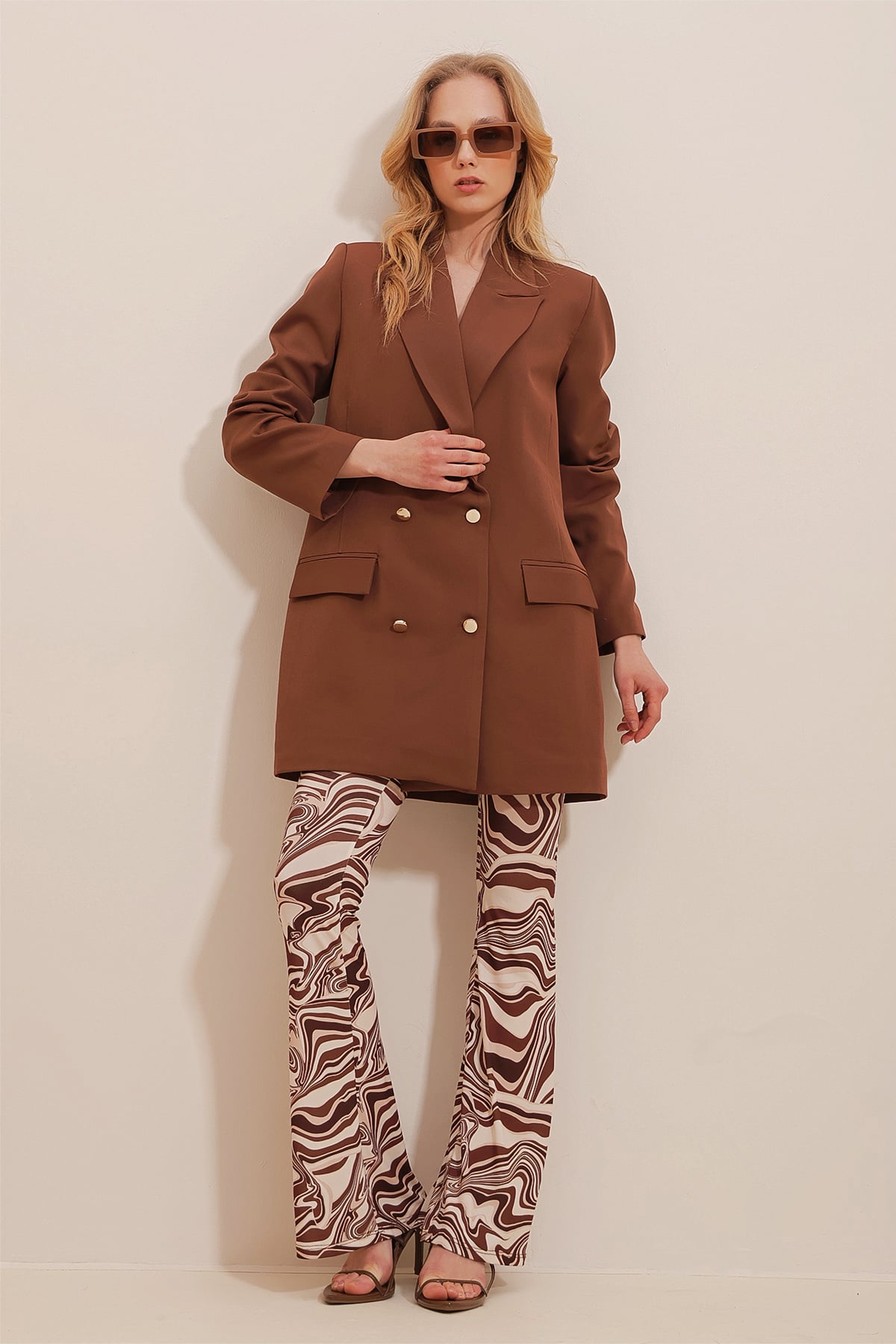 Gold Düğme Detaylı Omzu Vatkalı Oversize Blazer Ceket - KAHVERENGİ
