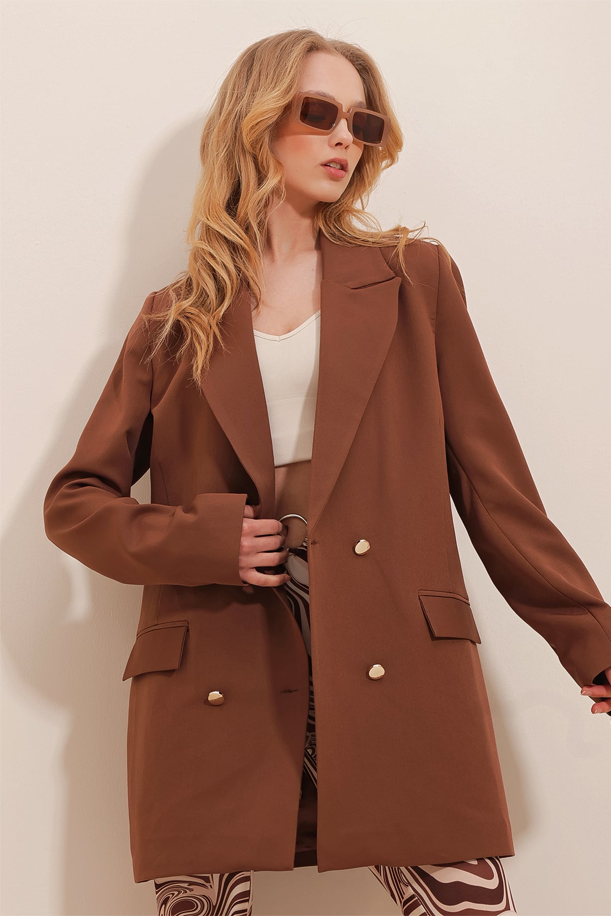 Gold Düğme Detaylı Omzu Vatkalı Oversize Blazer Ceket - KAHVERENGİ