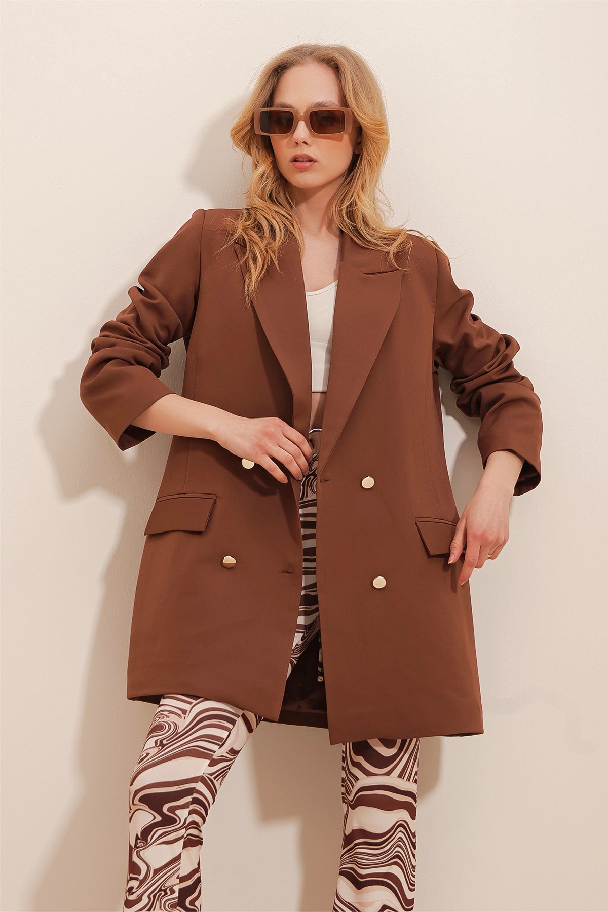Gold Düğme Detaylı Omzu Vatkalı Oversize Blazer Ceket - KAHVERENGİ