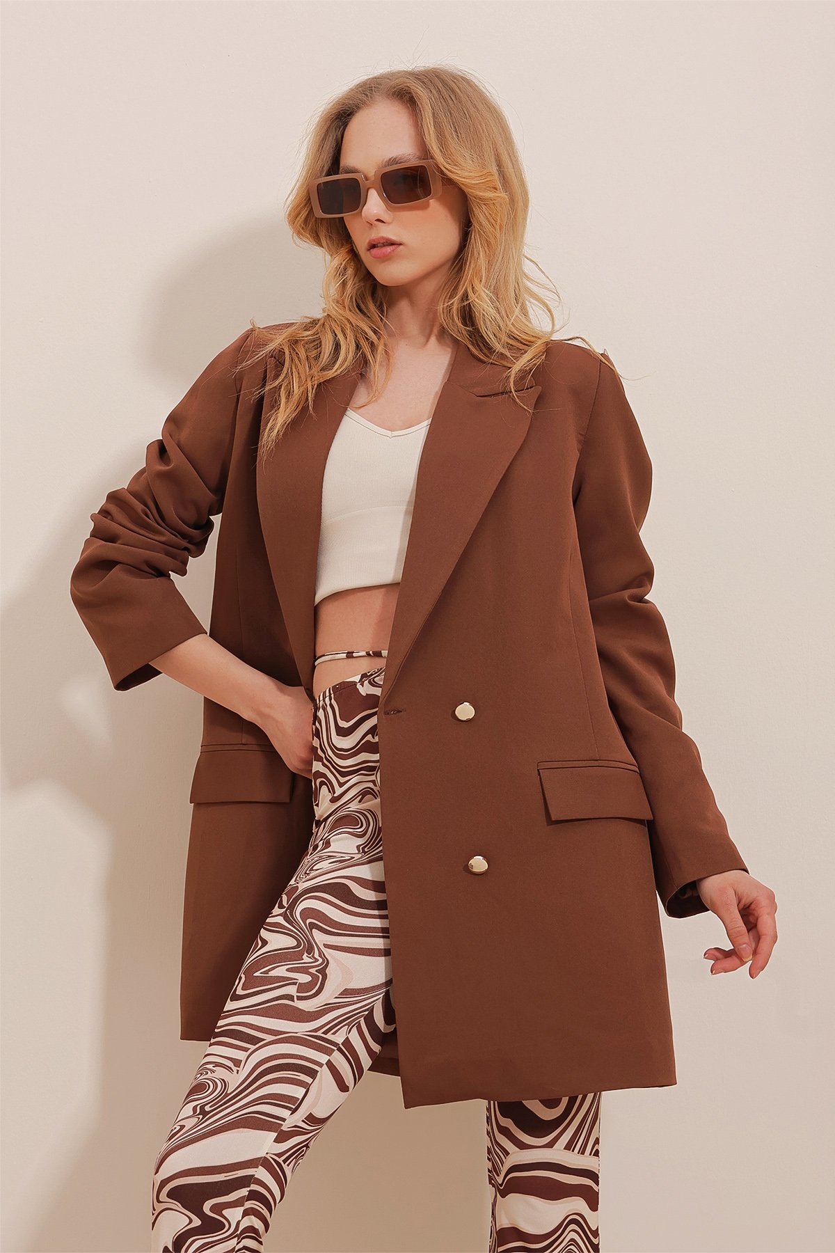 Gold Düğme Detaylı Omzu Vatkalı Oversize Blazer Ceket - KAHVERENGİ