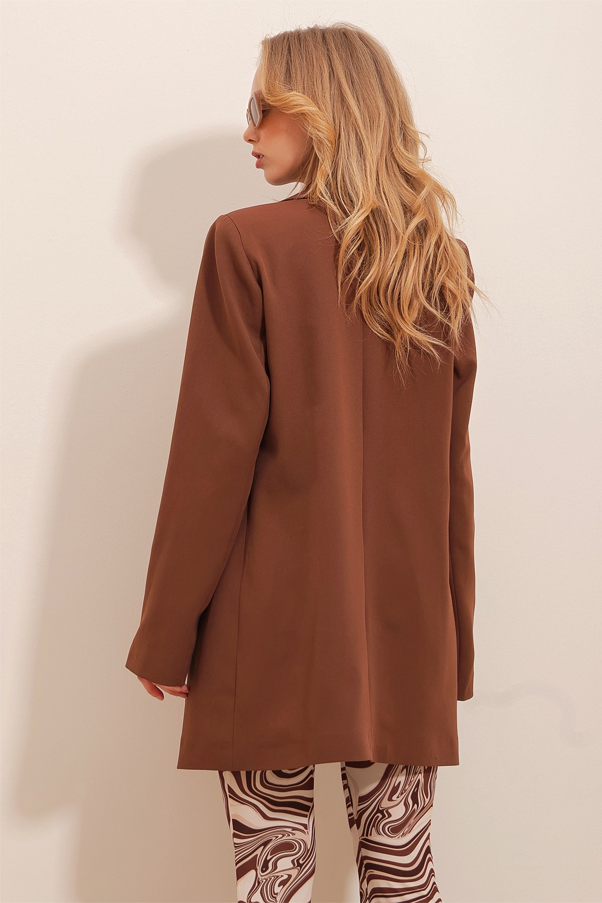 Gold Düğme Detaylı Omzu Vatkalı Oversize Blazer Ceket - KAHVERENGİ