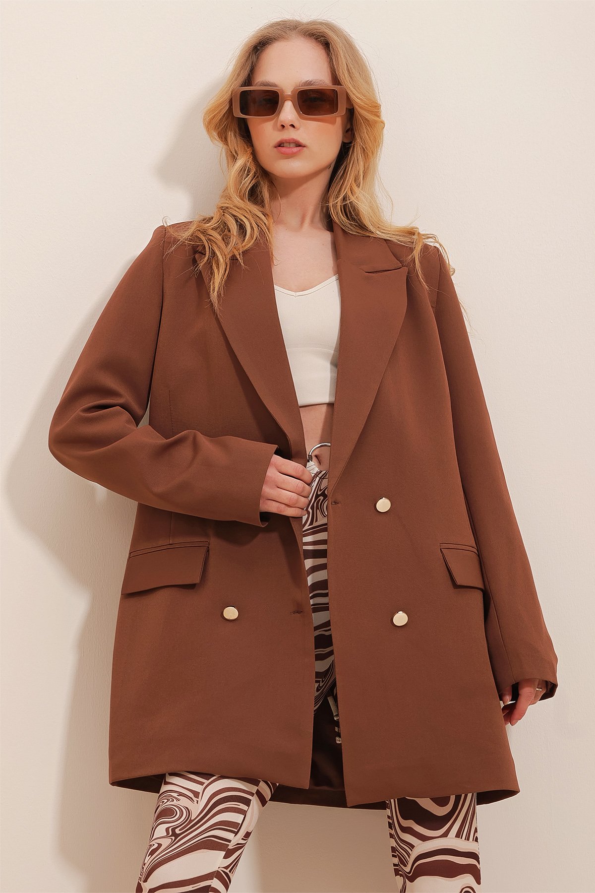 Gold Düğme Detaylı Omzu Vatkalı Oversize Blazer Ceket - KAHVERENGİ
