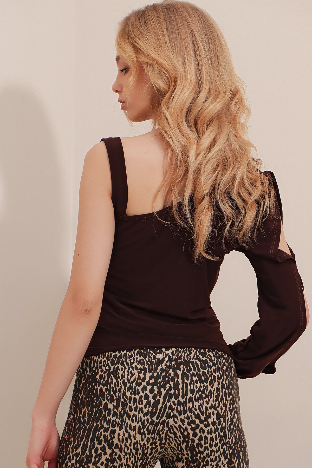Gold Zincir Detaylı Tek Omuz Sandy Crop Bluz - Kahverengi