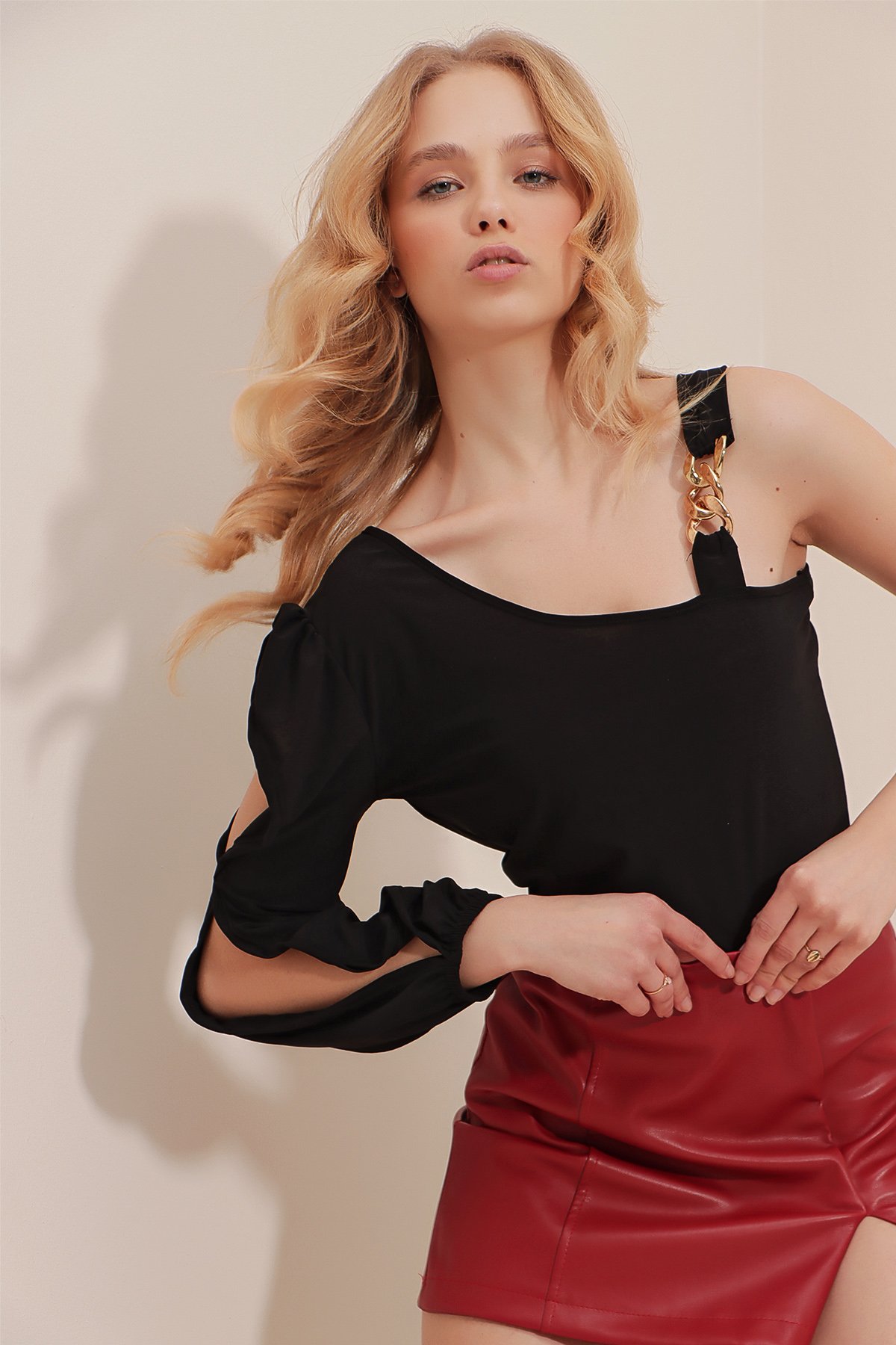 Gold Zincir Detaylı Tek Omuz Sandy Crop Bluz - Siyah