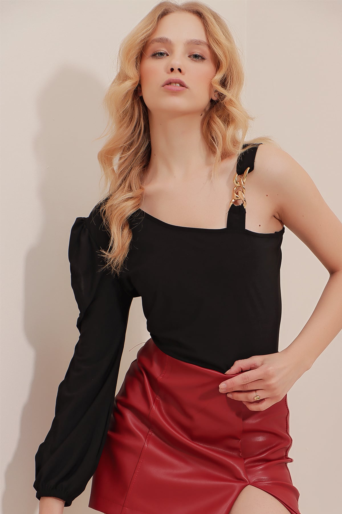 Gold Zincir Detaylı Tek Omuz Sandy Crop Bluz - Siyah