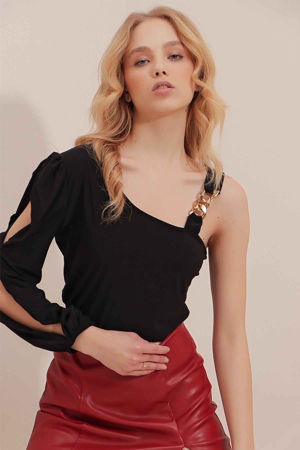 Gold Zincir Detaylı Tek Omuz Sandy Crop Bluz - Siyah