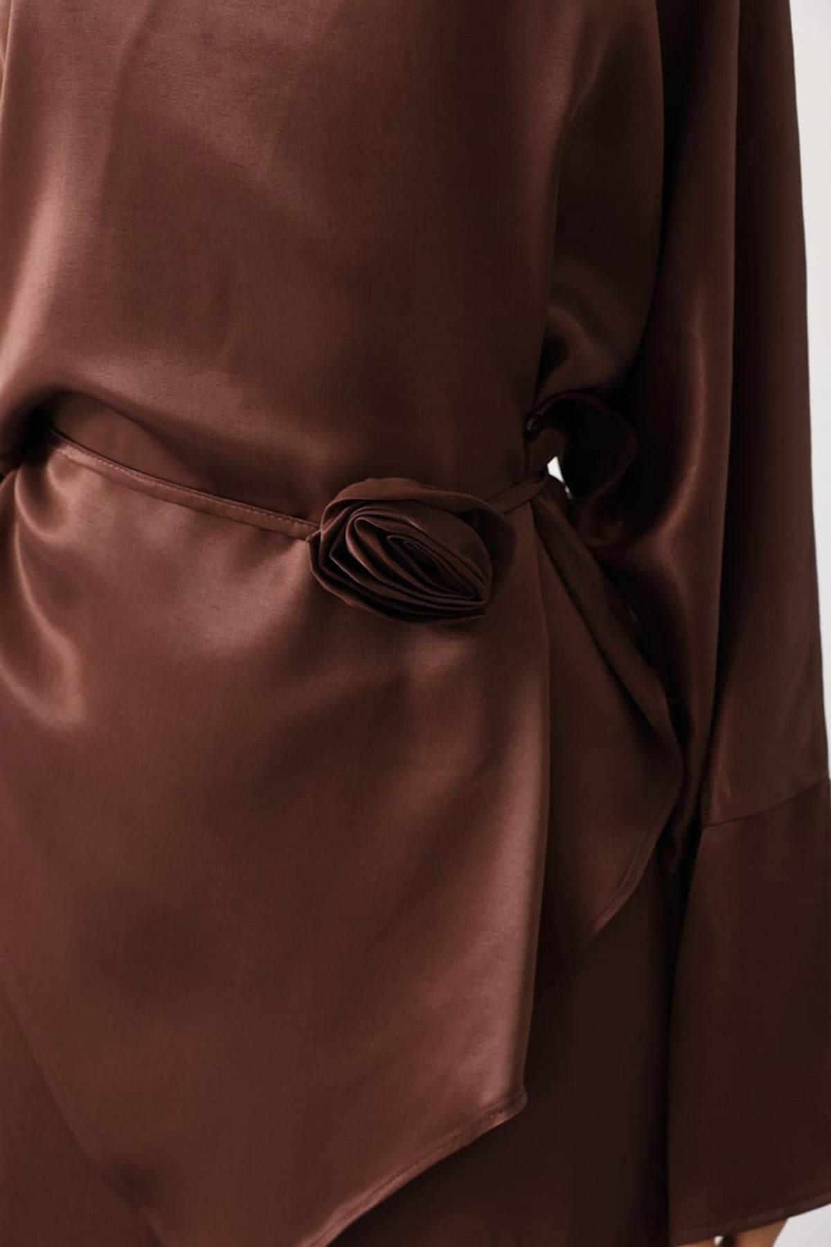 Gül Broşlu Beli Bağlamalı Asimetrik Kesim Bluz ve Beli Lastikli Pantolon Saten Takım - KAHVE