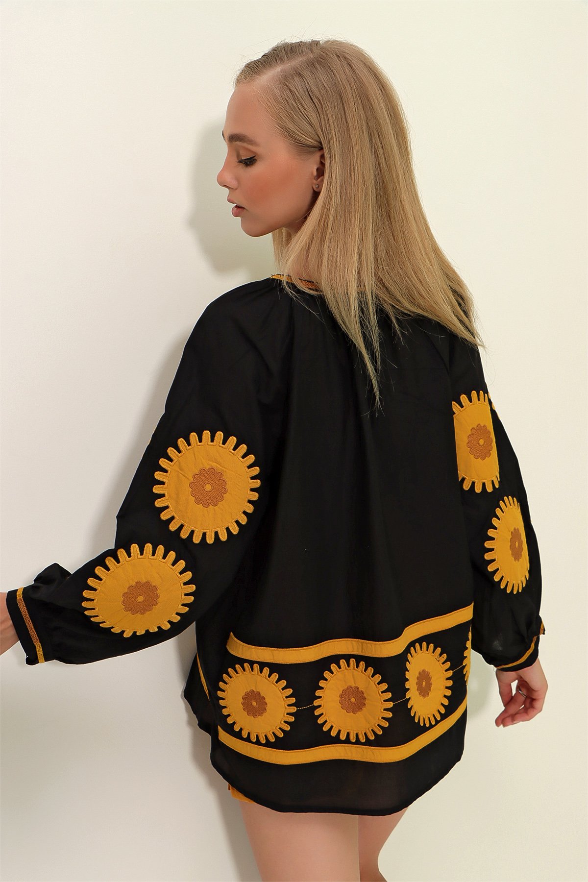 Hakim Yaka Desenli Nakış İşlemeli Keten Bluz - Siyah