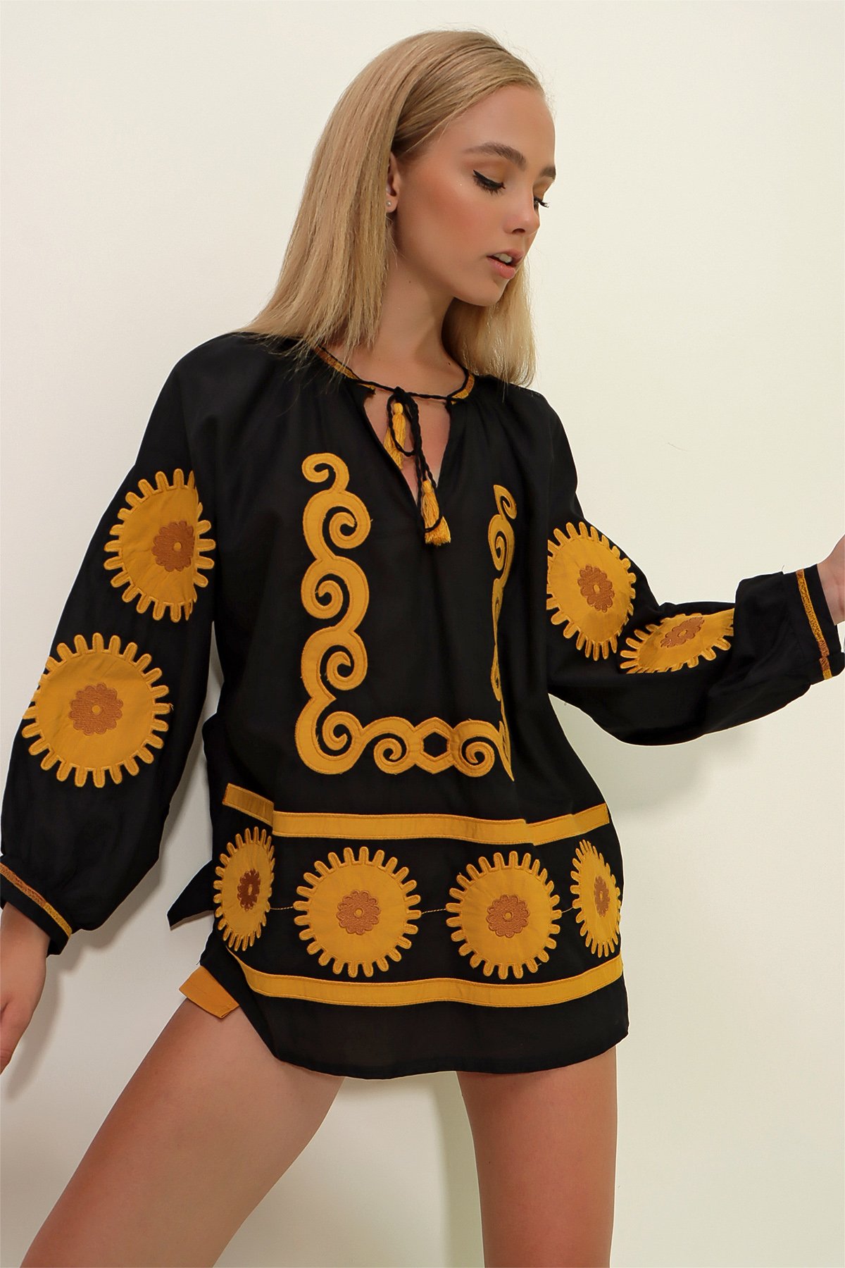 Hakim Yaka Desenli Nakış İşlemeli Keten Bluz - Siyah