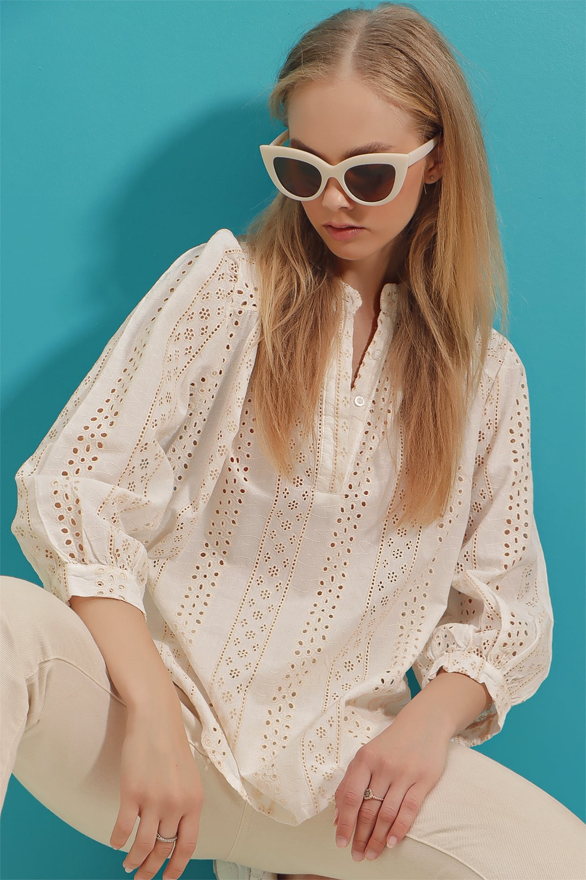 Hakim Yaka Fisto Ve Nakış İşlemeli Keten Dokuma Bluz - Ekru