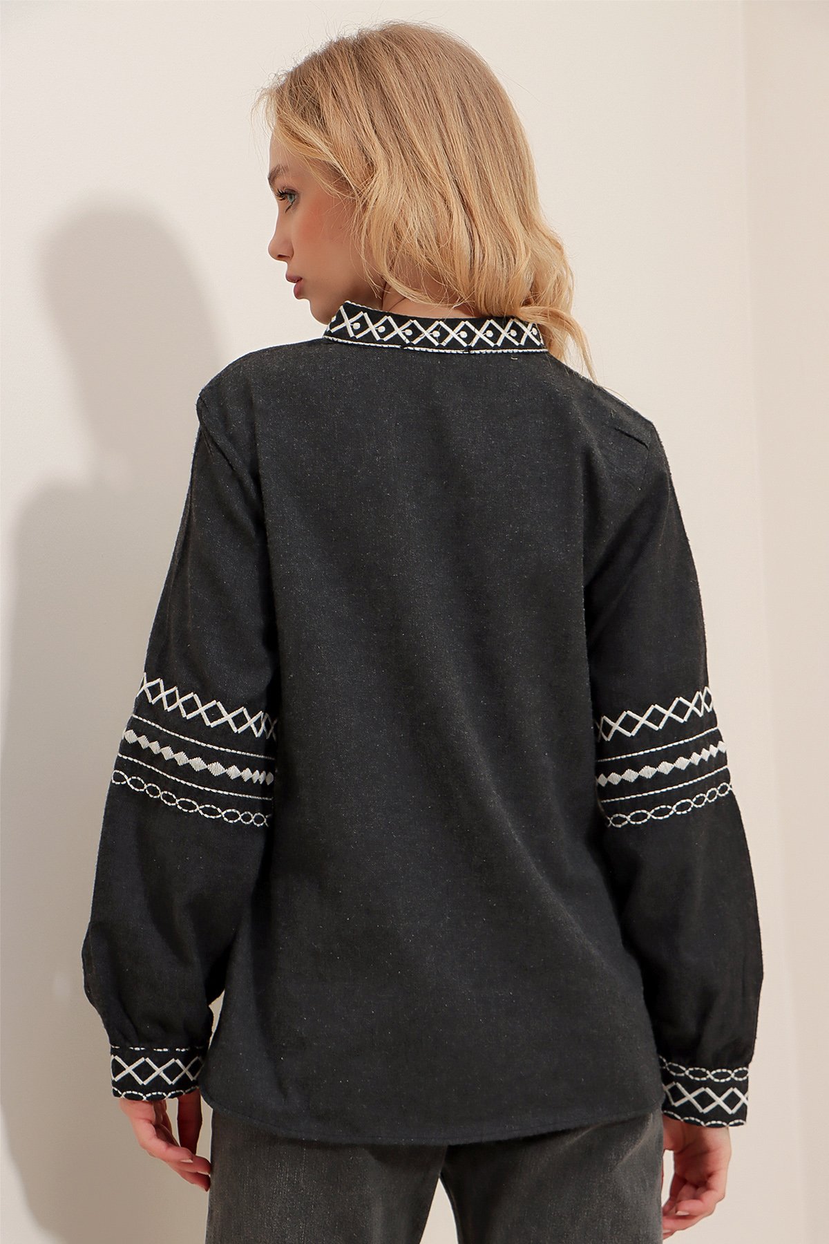 Hakim Yaka Nakış İşlemeli Oversize Bluz - ANTRASİT