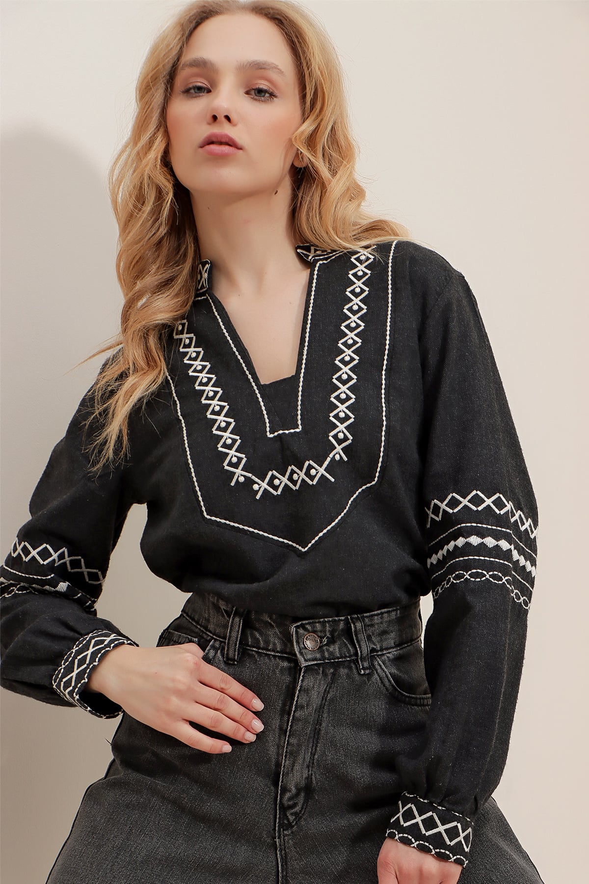 Hakim Yaka Nakış İşlemeli Oversize Bluz - ANTRASİT