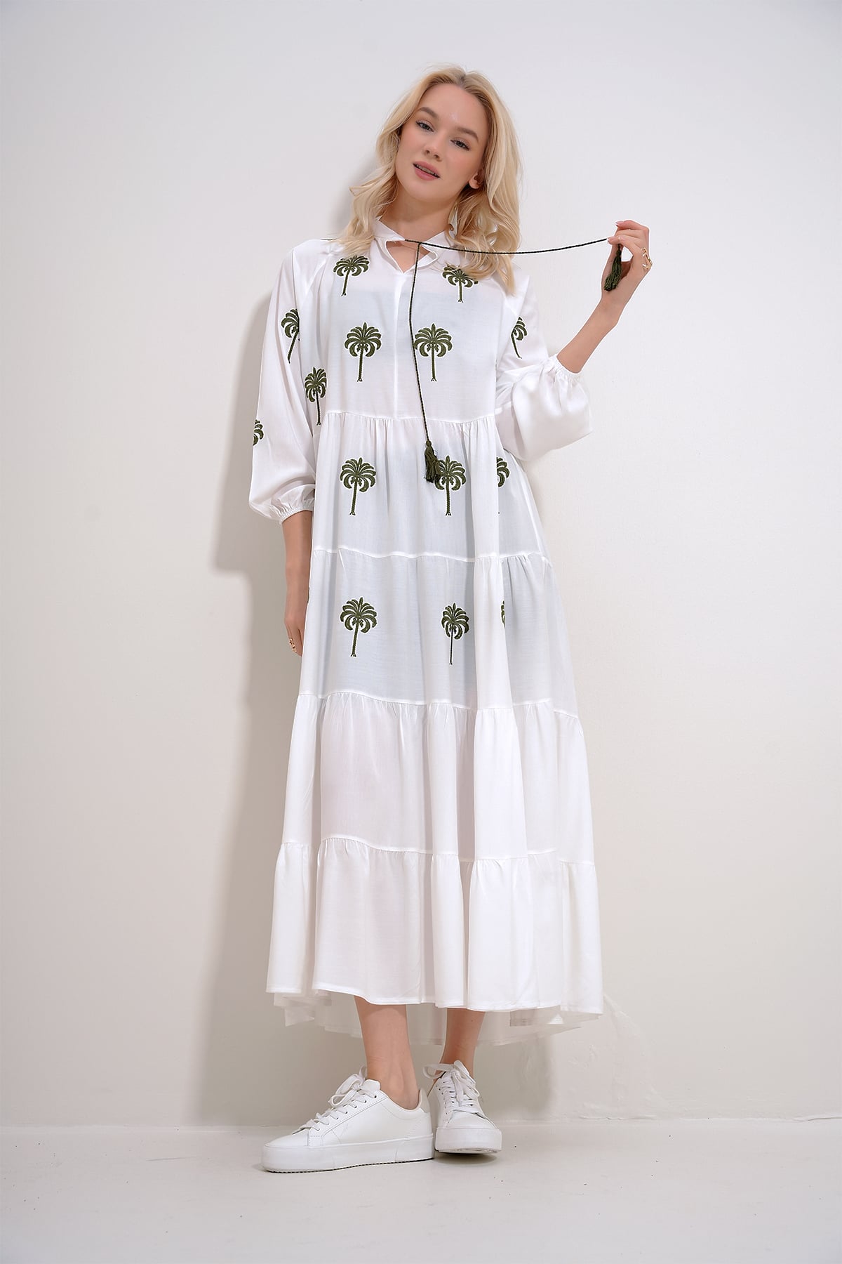 Hakim Yaka Palmiye Nakışlı Kat Kat Volanlı Dokuma Viskon Elbise - Beyaz