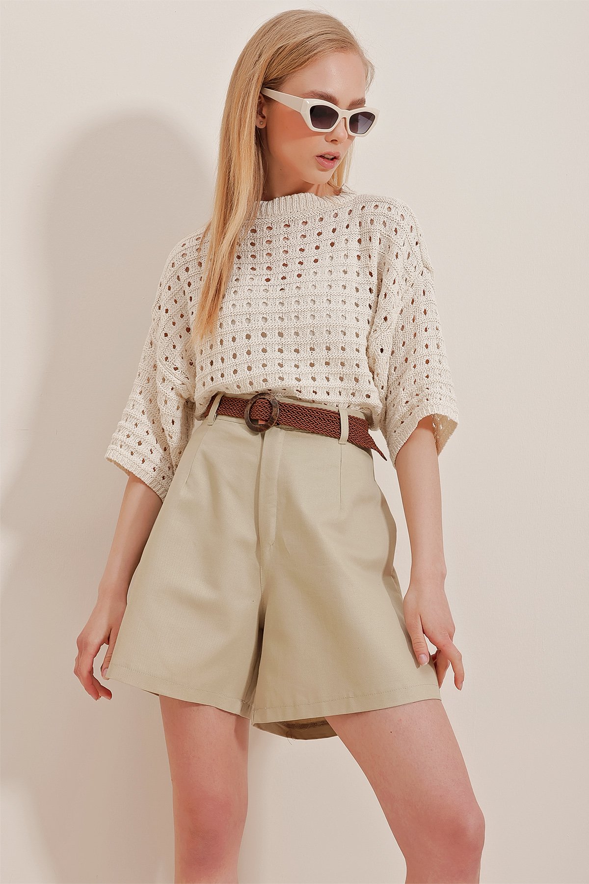 Hasır Örgü Kemerli Gabardin Şort - Bej