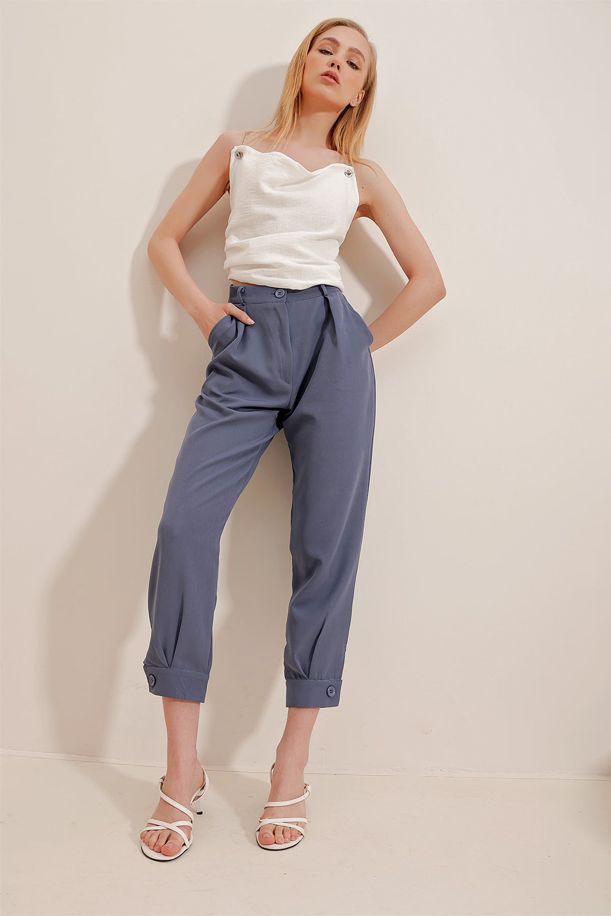 Havuç Kesim Düğme Detaylı Pantolon - Havacı Mavi