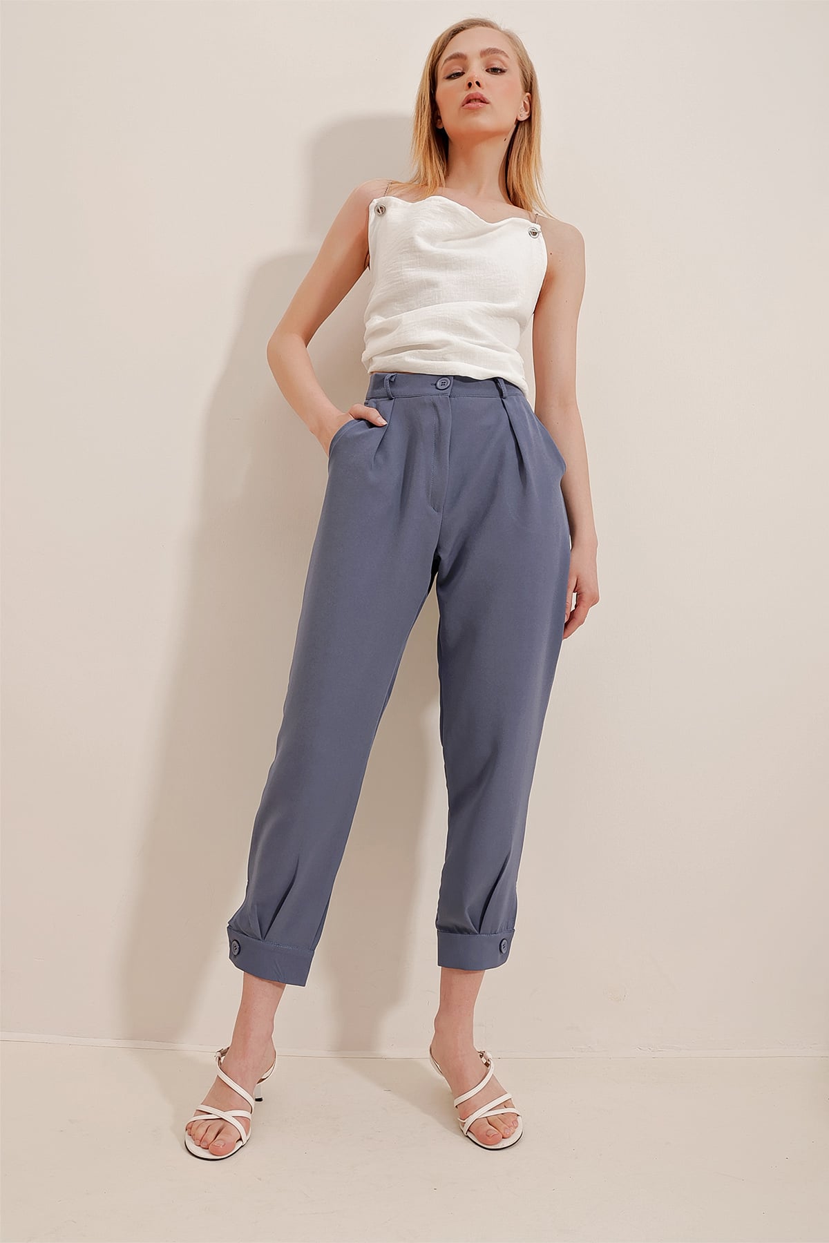 Havuç Kesim Düğme Detaylı Pantolon - Havacı Mavi