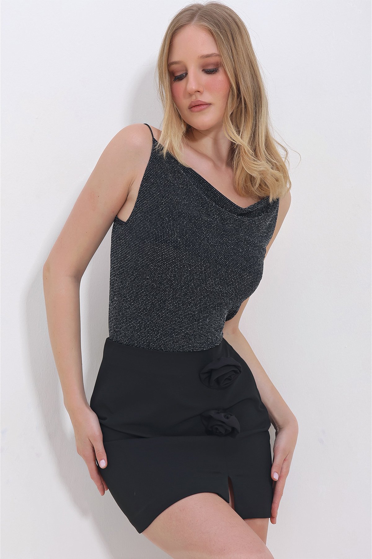 İp Askılı Degaje Yaka Simli Crop Bluz - Siyah