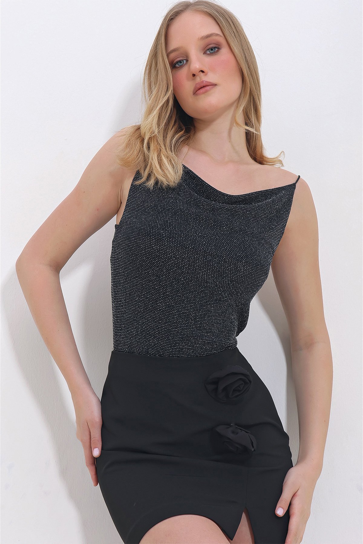 İp Askılı Degaje Yaka Simli Crop Bluz - Siyah