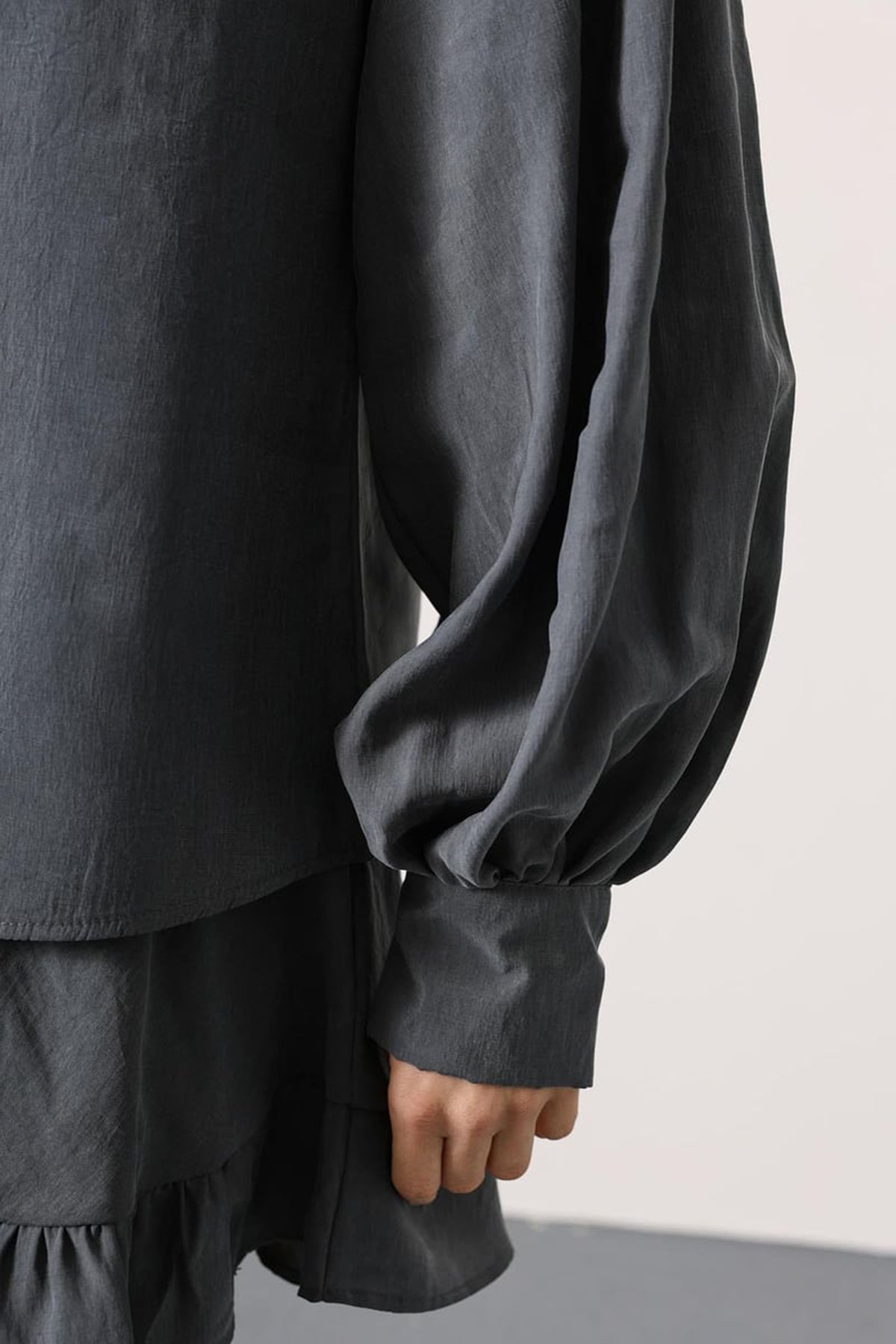 Kadın Antrasit Balon Kol Gizli Patlı Dokuma Gömlek Alc-X15199