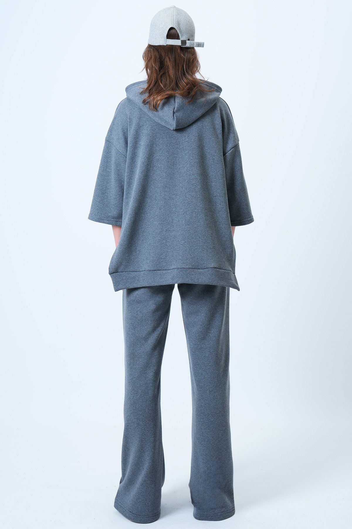 Kadın Antrasit Kapüşonlu Yanı Yırtmaçlı Yarım Kol Sweatshirt Ve Yanları Çıtçıtlı Geniş Paça Pantolon Alt Üst Takım ALC-X14607