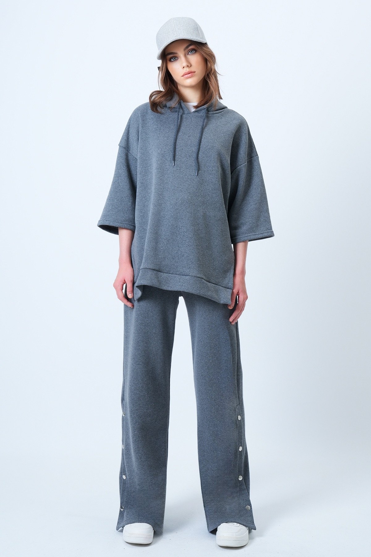 Kadın Antrasit Kapüşonlu Yanı Yırtmaçlı Yarım Kol Sweatshirt Ve Yanları Çıtçıtlı Geniş Paça Pantolon Alt Üst Takım ALC-X14607