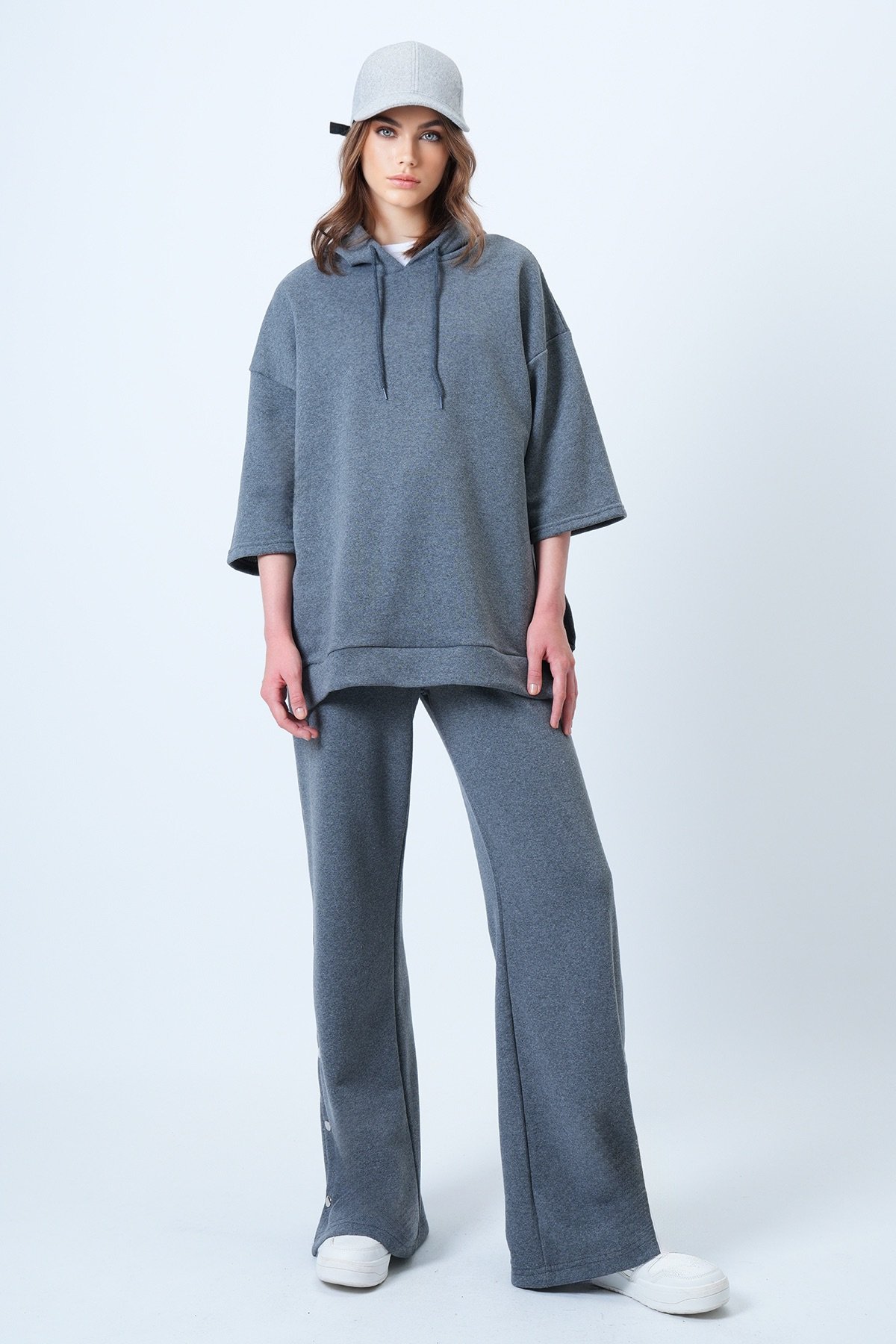 Kadın Antrasit Kapüşonlu Yanı Yırtmaçlı Yarım Kol Sweatshirt Ve Yanları Çıtçıtlı Geniş Paça Pantolon Alt Üst Takım ALC-X14607