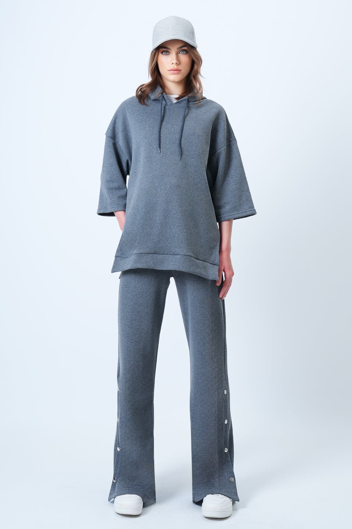 Kadın Antrasit Kapüşonlu Yanı Yırtmaçlı Yarım Kol Sweatshirt Ve Yanları Çıtçıtlı Geniş Paça Pantolon Alt Üst Takım ALC-X14607