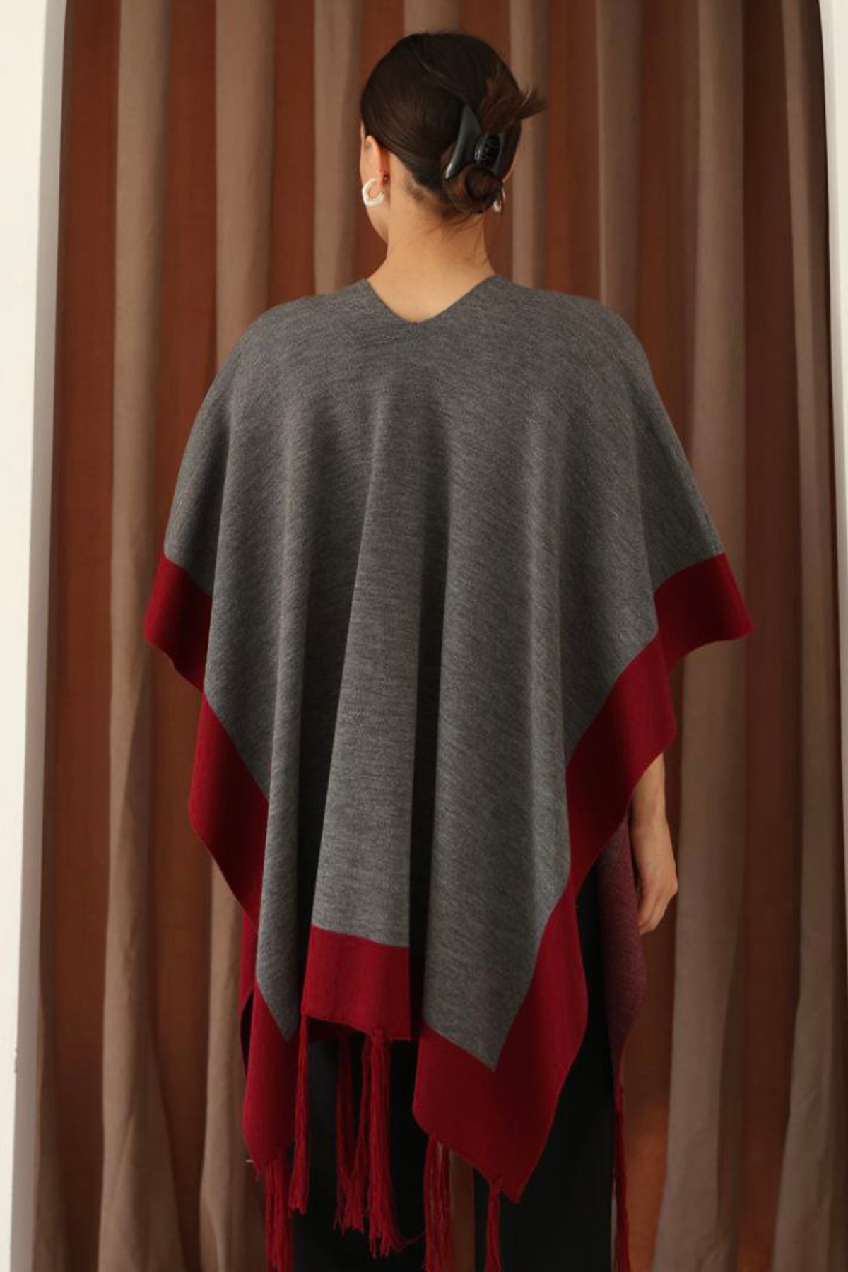 Kadın Antrasit Kontrast Şeritli Püsküllü Panço Alc-X14746