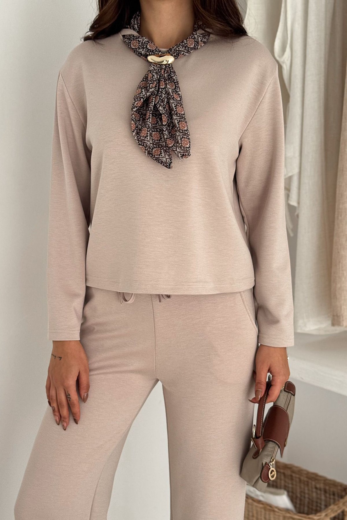 Kadın BEJ Fular Detaylı Sweatshirt Ve Geniş Paça Eşofman Takım VS01569