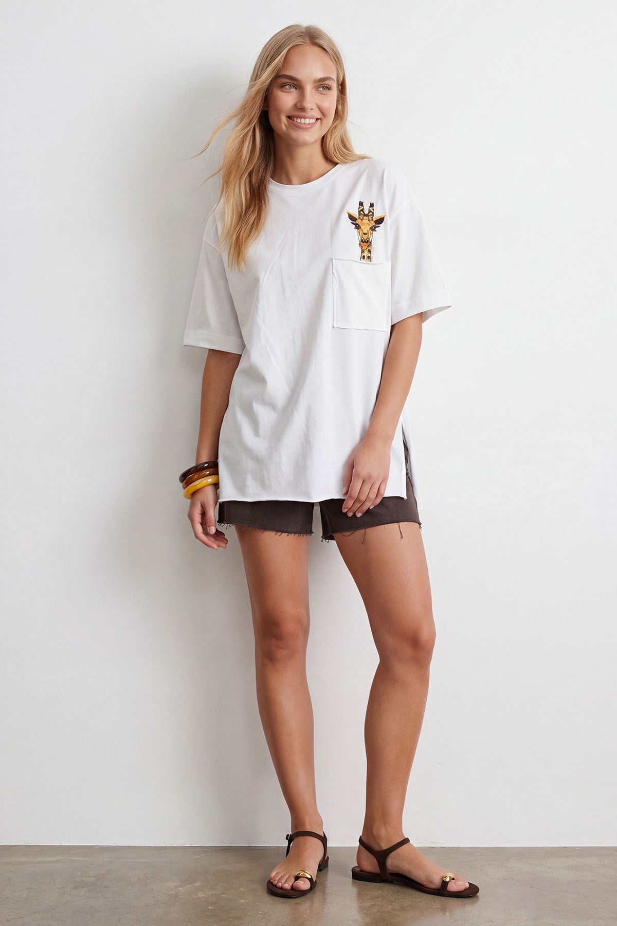 Kadın Beyaz Bisiklet Yaka Tek Cepli Zürafa Nakış İşlemeli Duble Kol Lazer Kesim Oversize T-Shirt ALC-X8475
