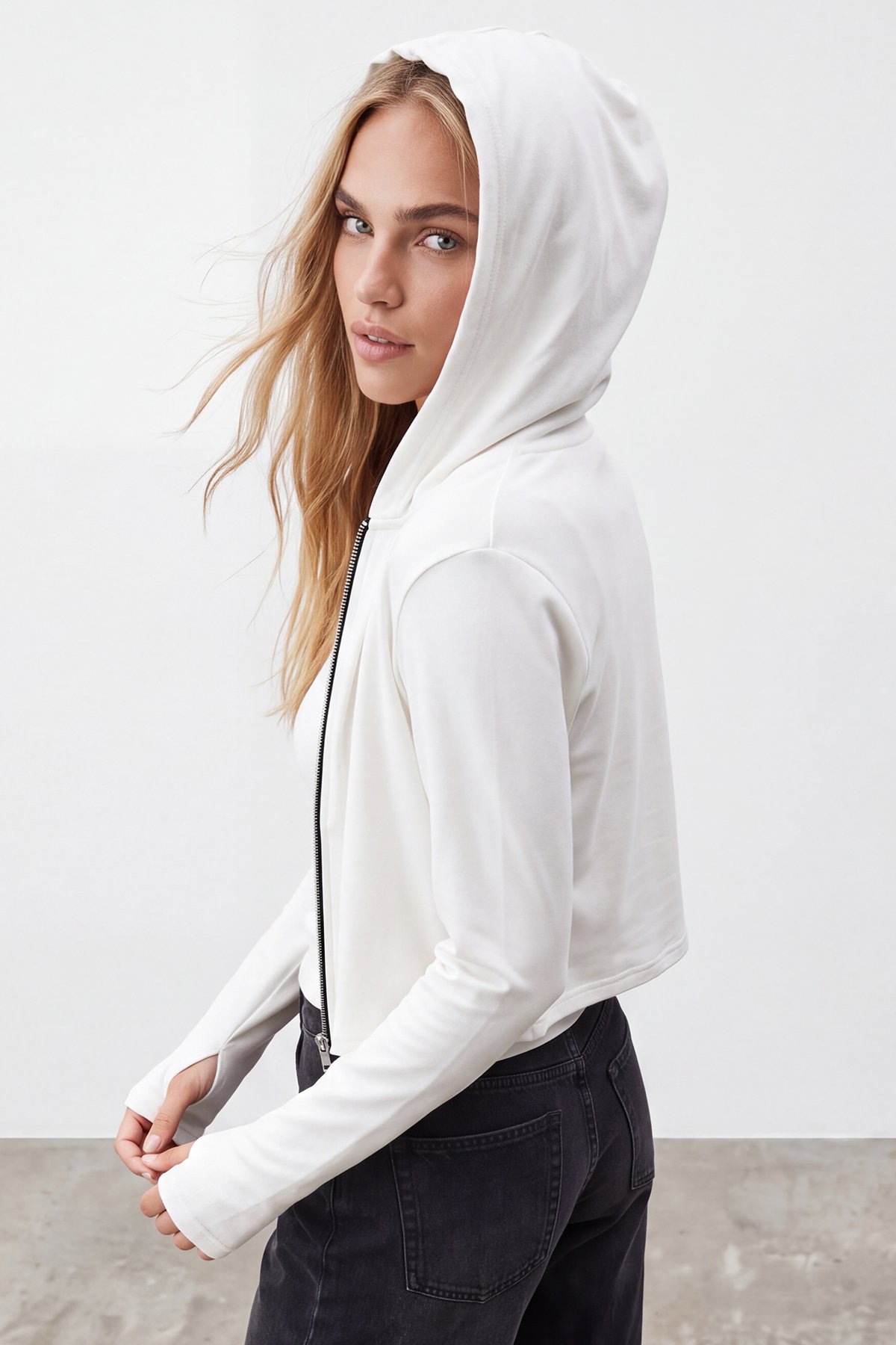 Kadın Beyaz Çift Cepli Parmak Geçmeli Fermuarlı Kapüşonlu Modal Sweatshirt Alc-X15730