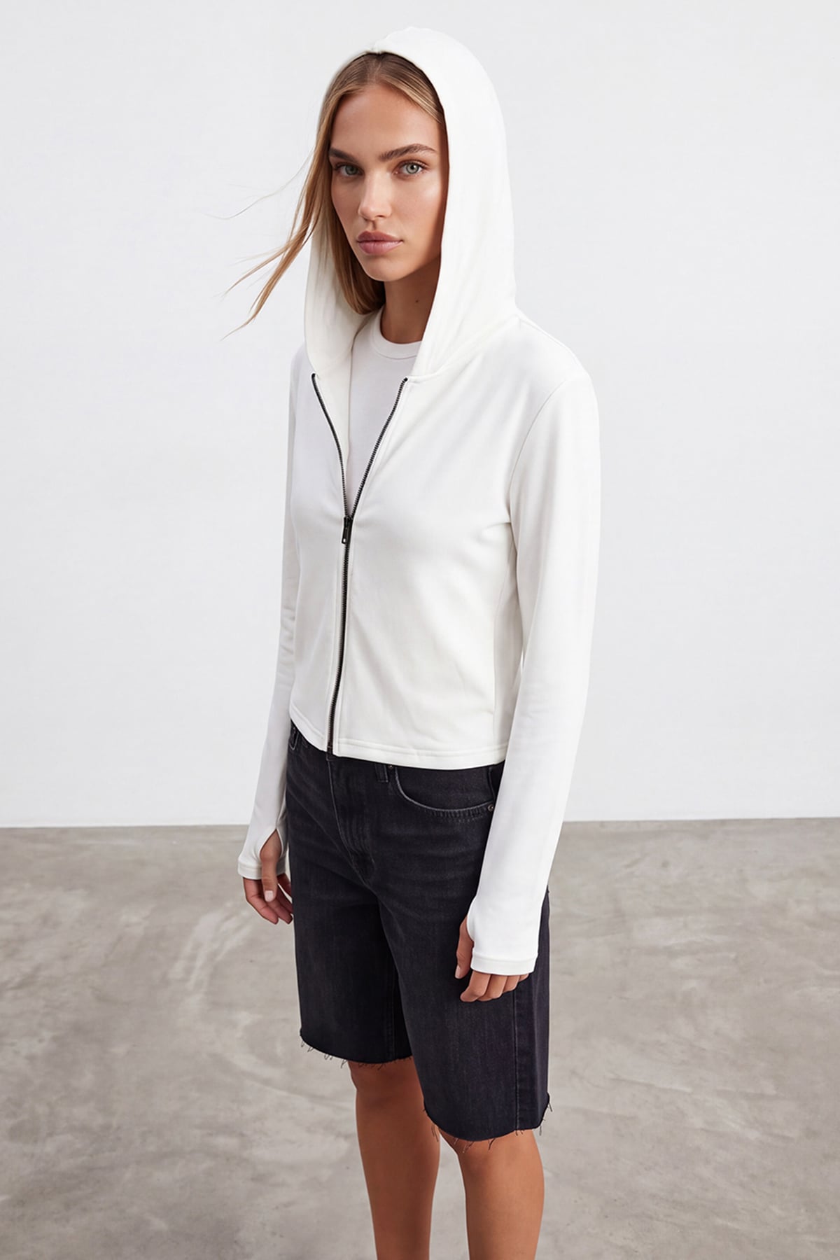 Kadın Beyaz Çift Cepli Parmak Geçmeli Fermuarlı Kapüşonlu Modal Sweatshirt Alc-X15730