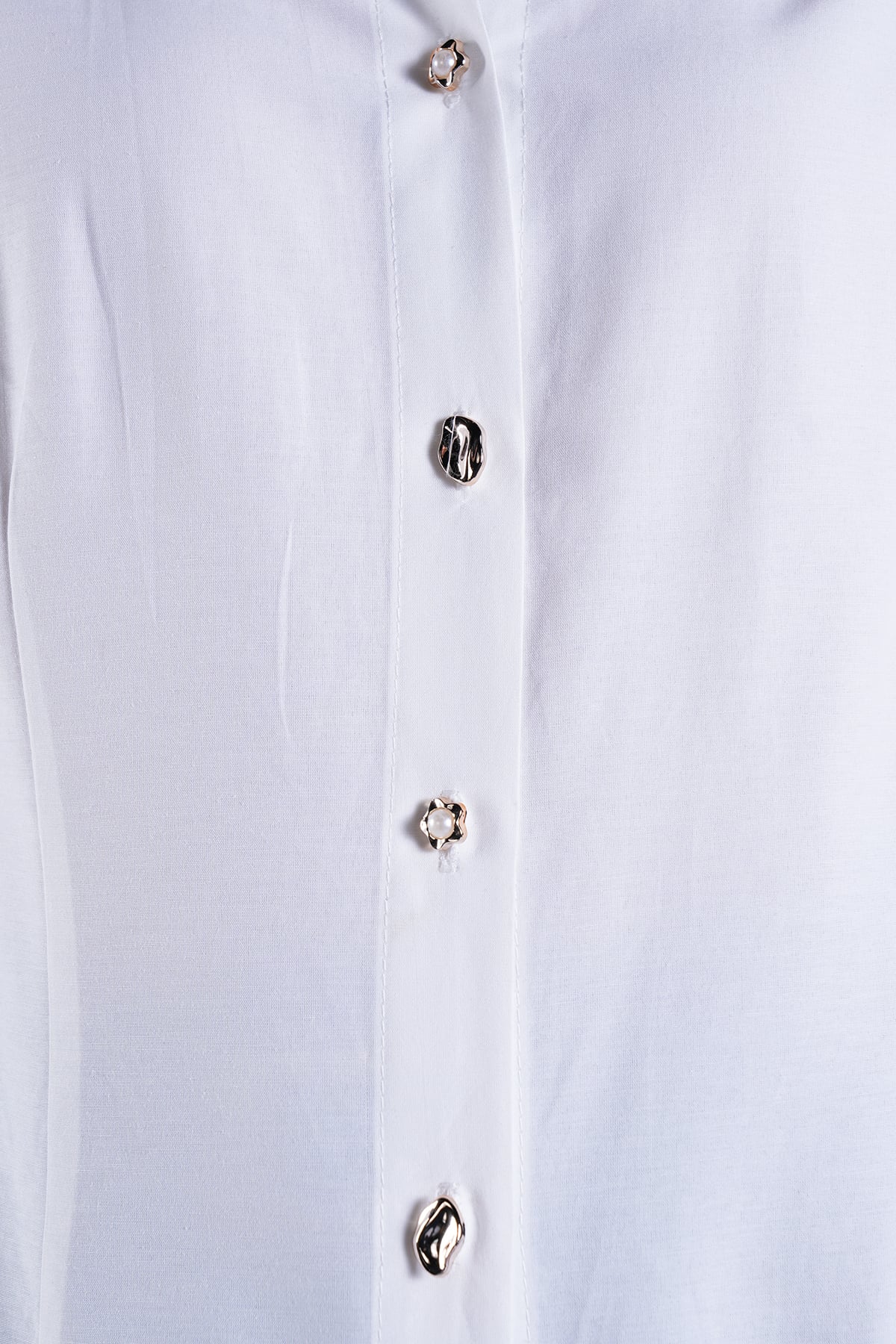 Kadın Beyaz Gold İnci Düğme Detaylı Pensli Slim Fit Poplin Gömlek Alc-X15114