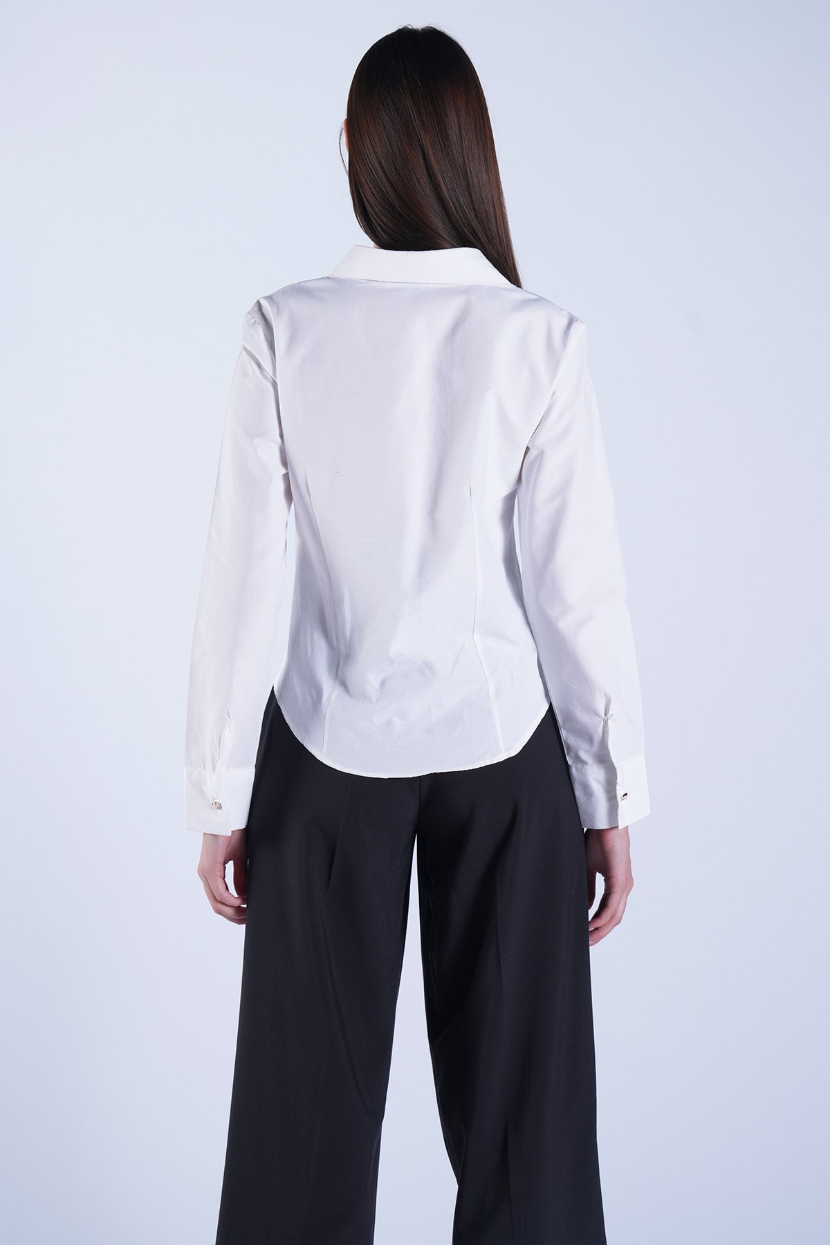 Kadın Beyaz Gold İnci Düğme Detaylı Pensli Slim Fit Poplin Gömlek Alc-X15114