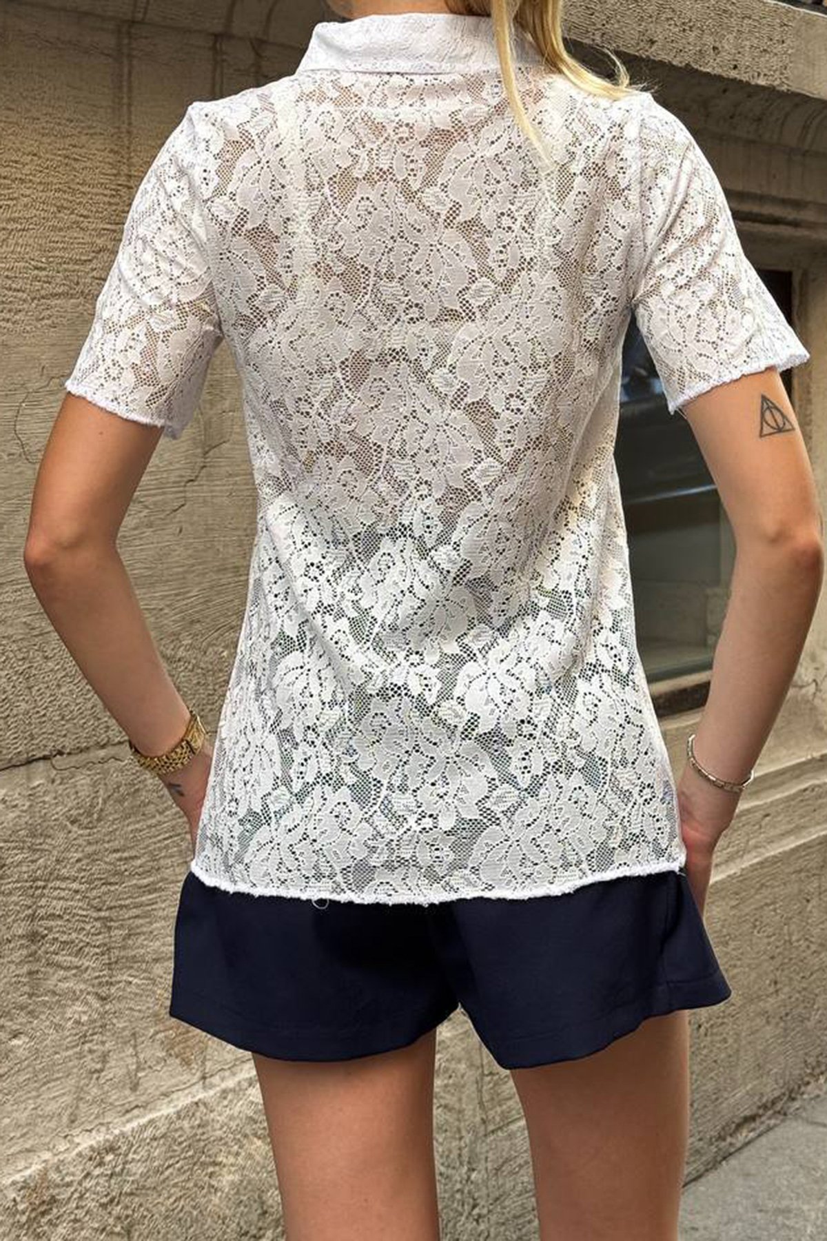 Kadın BEYAZ POLO YAKA YARIM PAT DÜĞMELİ DANTEL T-SHIRT ALC-X15328