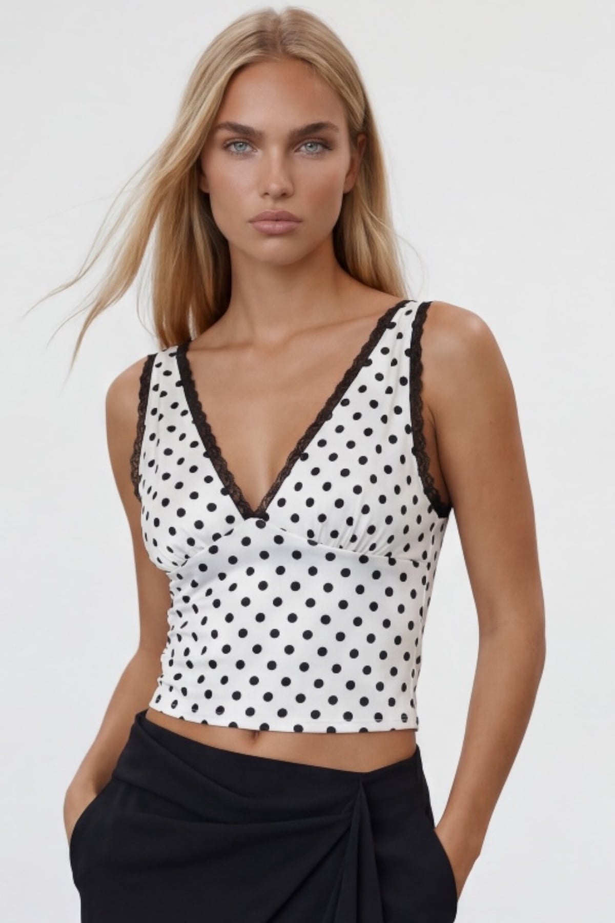 Kadın Beyaz-Siyah Askılı Drape Detaylı Puantiyeli Crop Bluz Alc-X15484