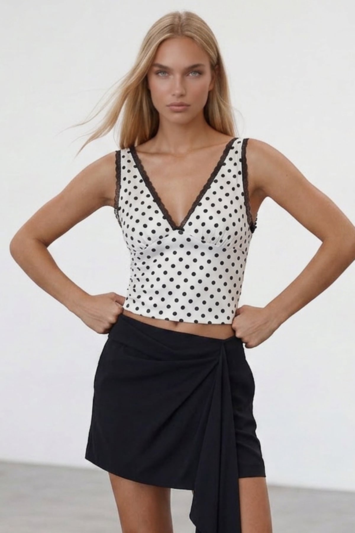 Kadın Beyaz-Siyah Askılı Drape Detaylı Puantiyeli Crop Bluz Alc-X15484