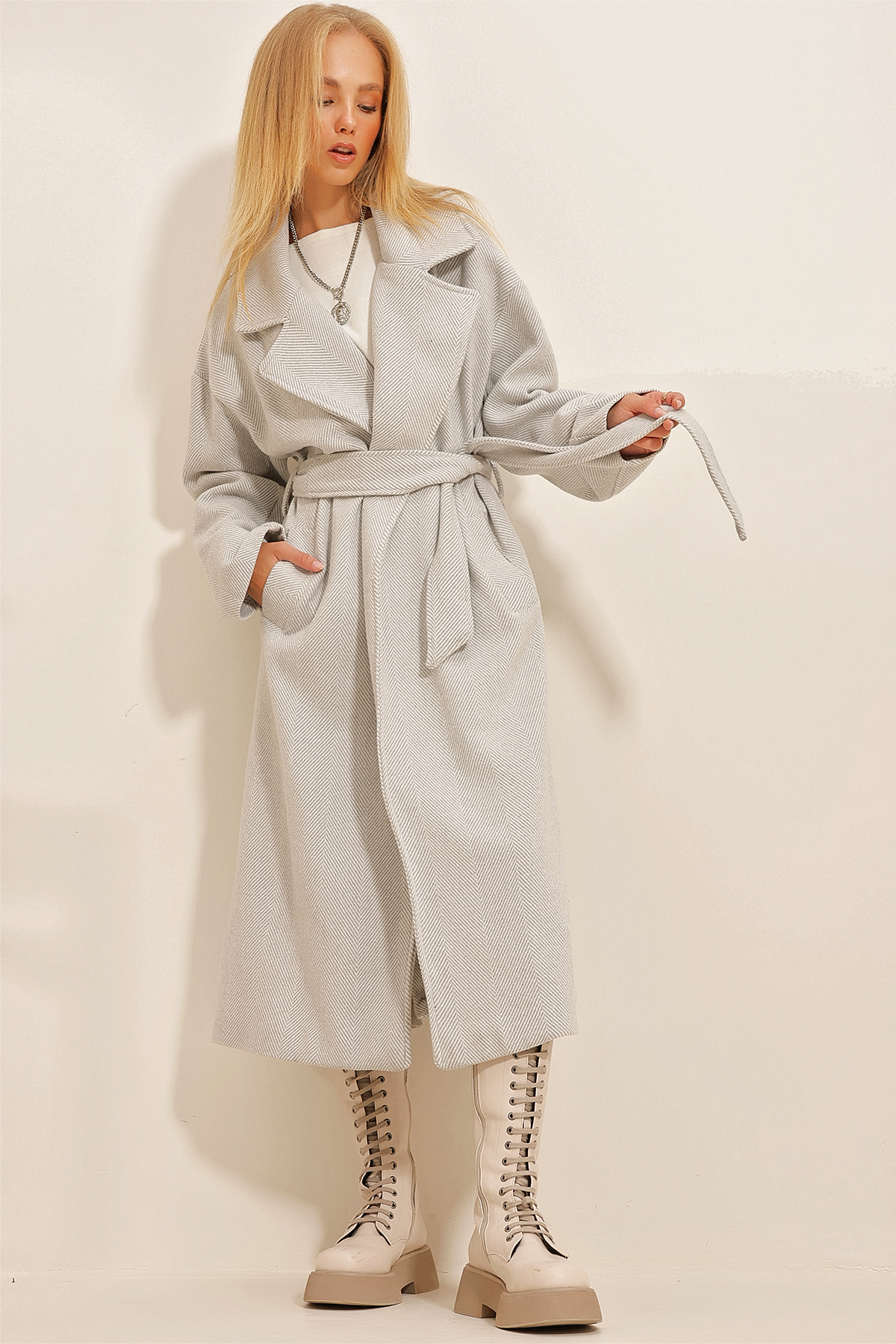 Kadın Gri Kruvaze Beli Kemerli Balık Sırtı Desenli Kaşe Palto ALC-X10824