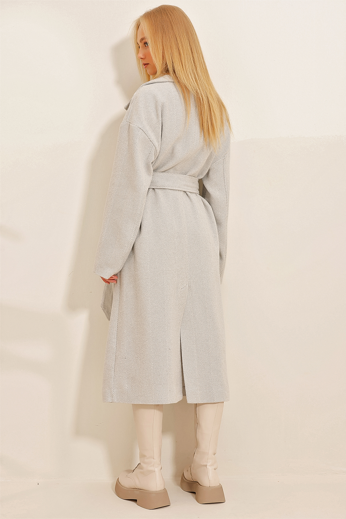 Kadın Gri Kruvaze Beli Kemerli Balık Sırtı Desenli Kaşe Palto ALC-X10824