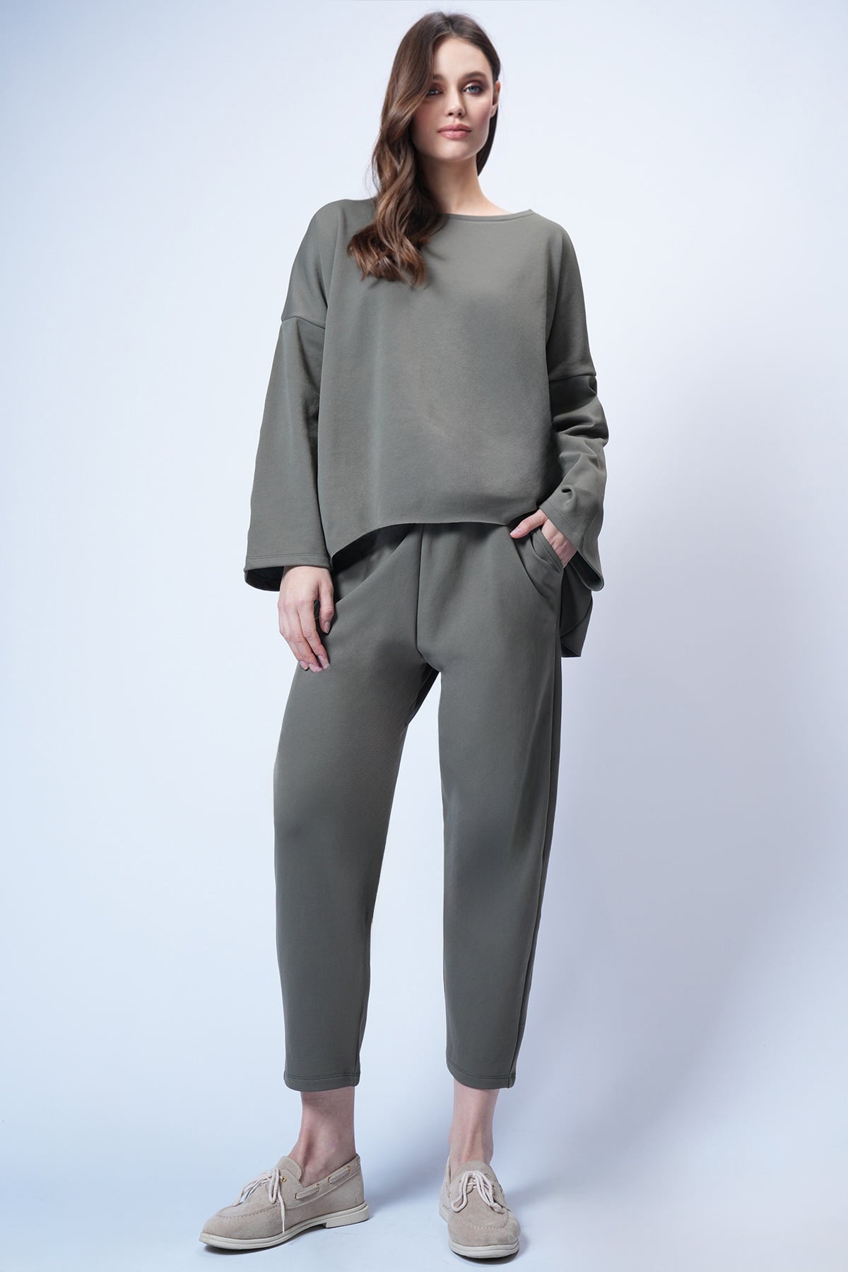 Kadın Haki Bisiklet Yaka Asimetrik Kesim Arma Detaylı Oversize Sweatshırt Ve Pantolon Takım ALC-X13270