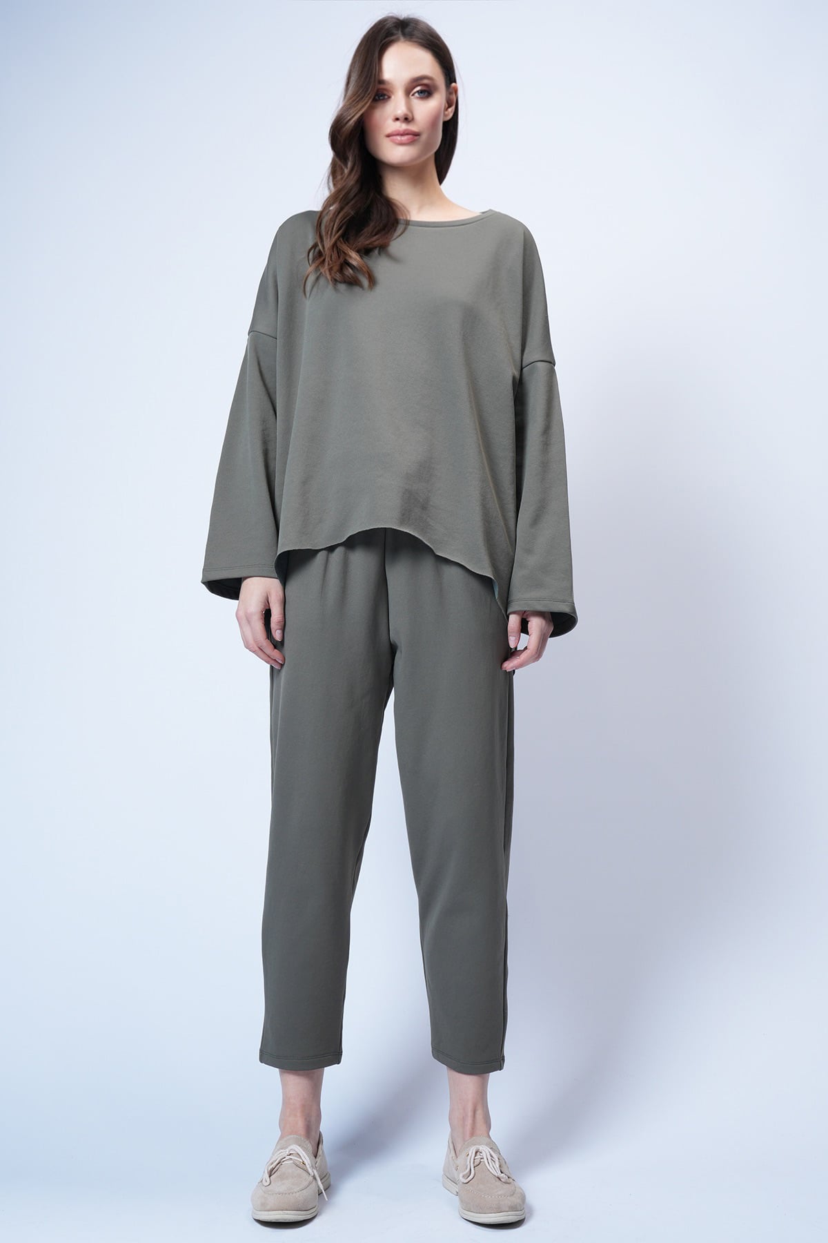 Kadın Haki Bisiklet Yaka Asimetrik Kesim Arma Detaylı Oversize Sweatshırt Ve Pantolon Takım ALC-X13270