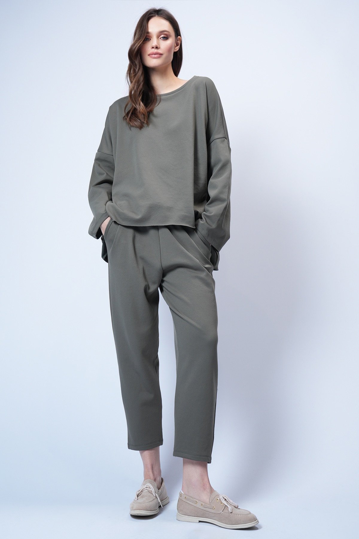 Kadın Haki Bisiklet Yaka Asimetrik Kesim Arma Detaylı Oversize Sweatshırt Ve Pantolon Takım ALC-X13270