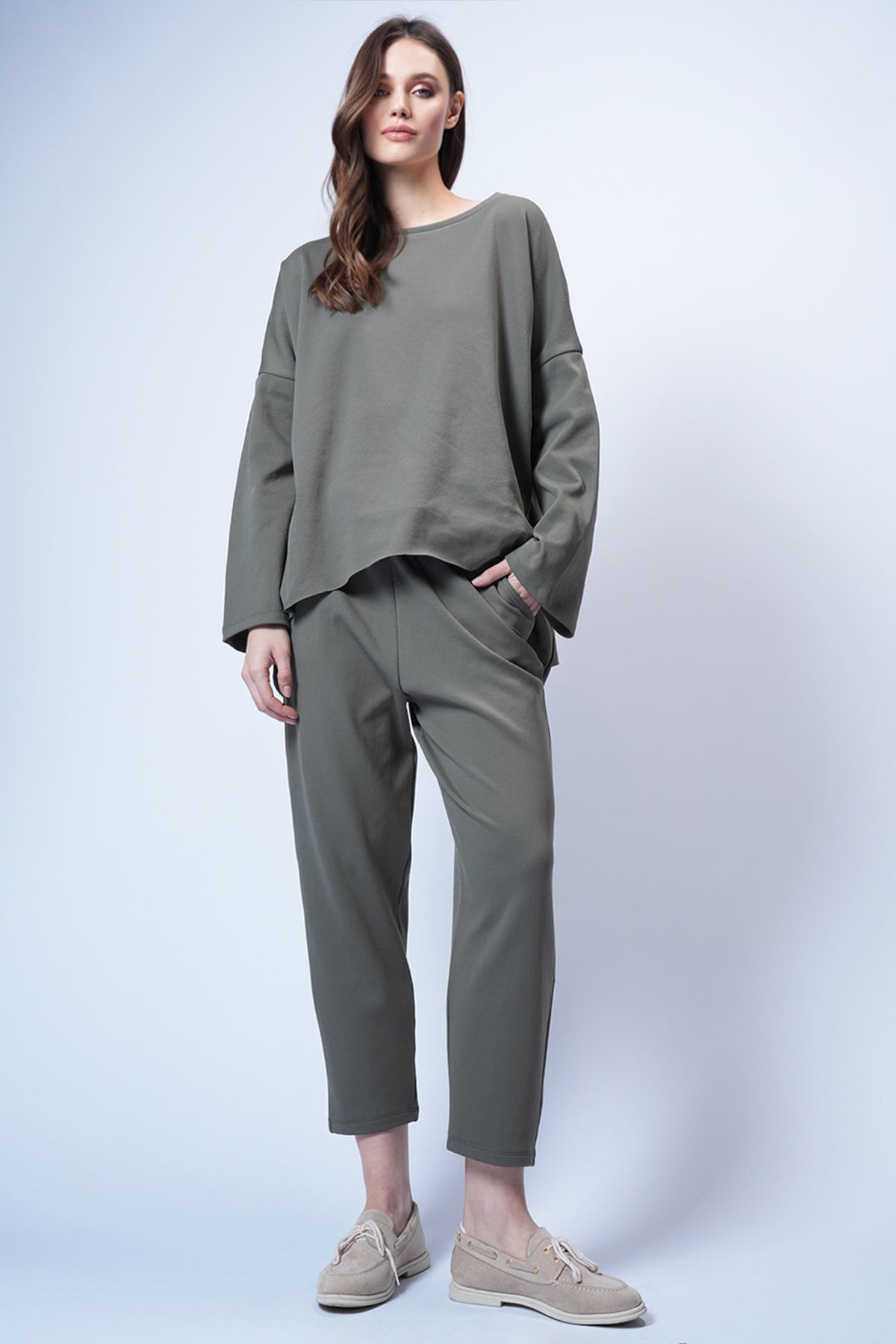 Kadın Haki Bisiklet Yaka Asimetrik Kesim Arma Detaylı Oversize Sweatshırt Ve Pantolon Takım ALC-X13270