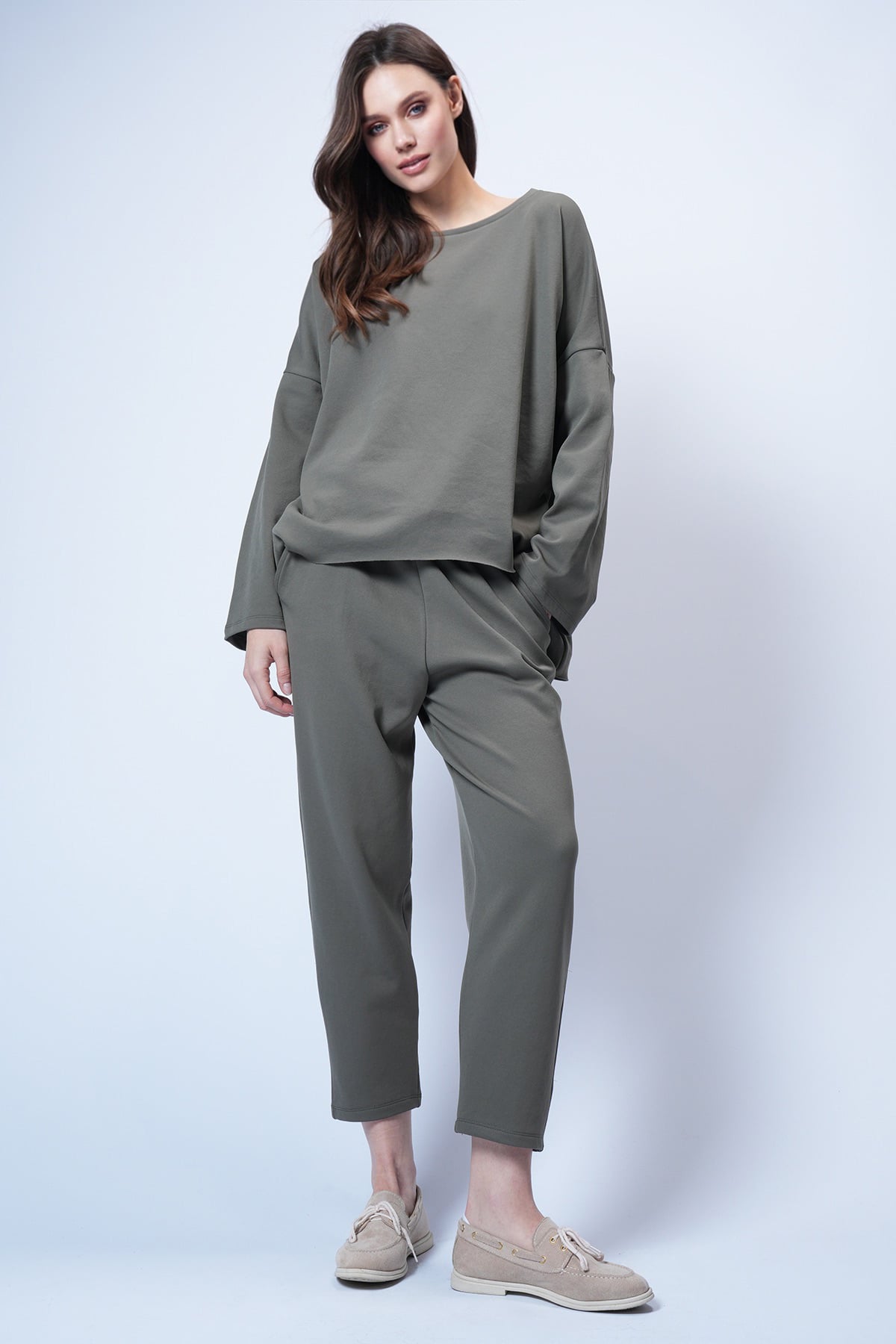 Kadın Haki Bisiklet Yaka Asimetrik Kesim Arma Detaylı Oversize Sweatshırt Ve Pantolon Takım ALC-X13270