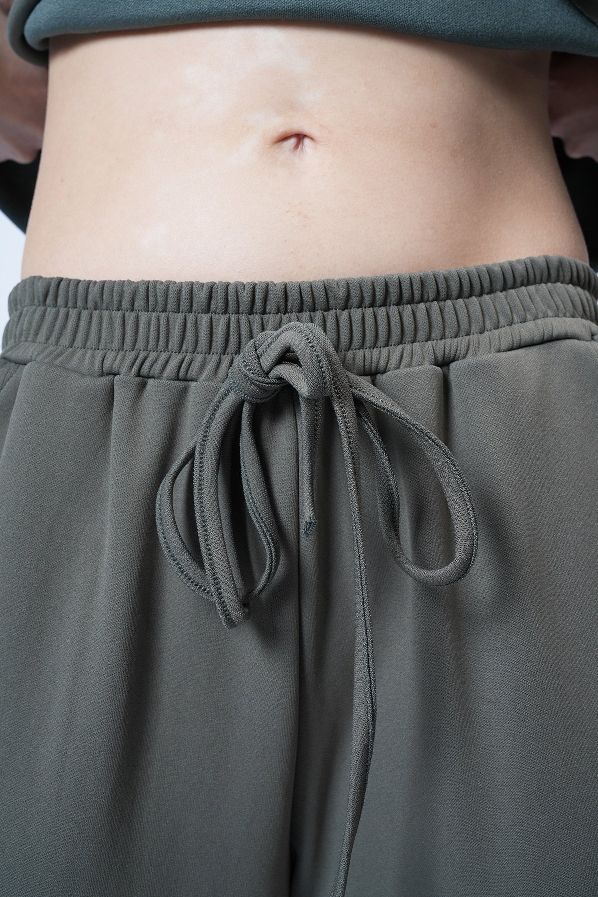 Kadın Haki Bisiklet Yaka Asimetrik Kesim Arma Detaylı Oversize Sweatshırt Ve Pantolon Takım ALC-X13270