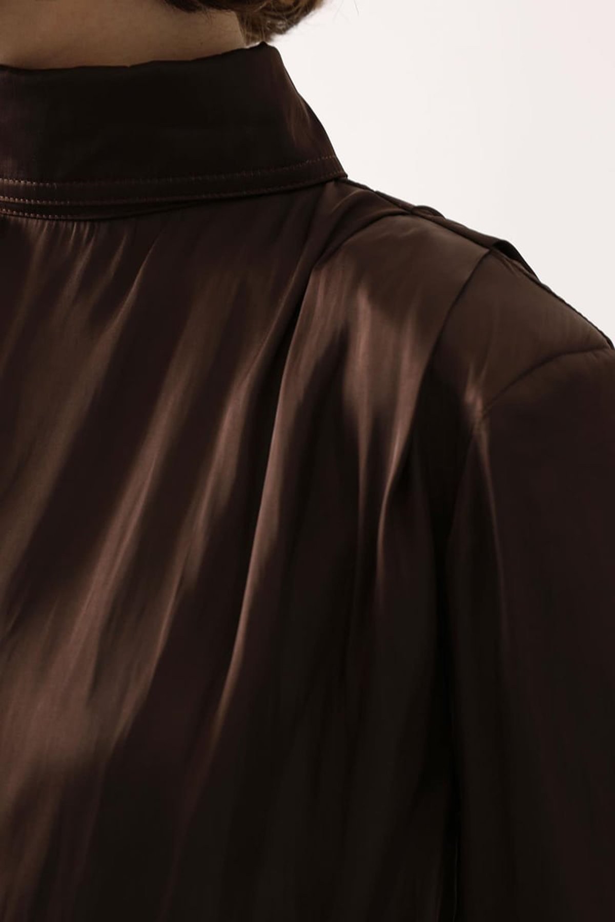 Kadın Kahverengi Dik Yaka Omuzları Vatkalı Drape Detaylı Saten Bluz Alc-X15200
